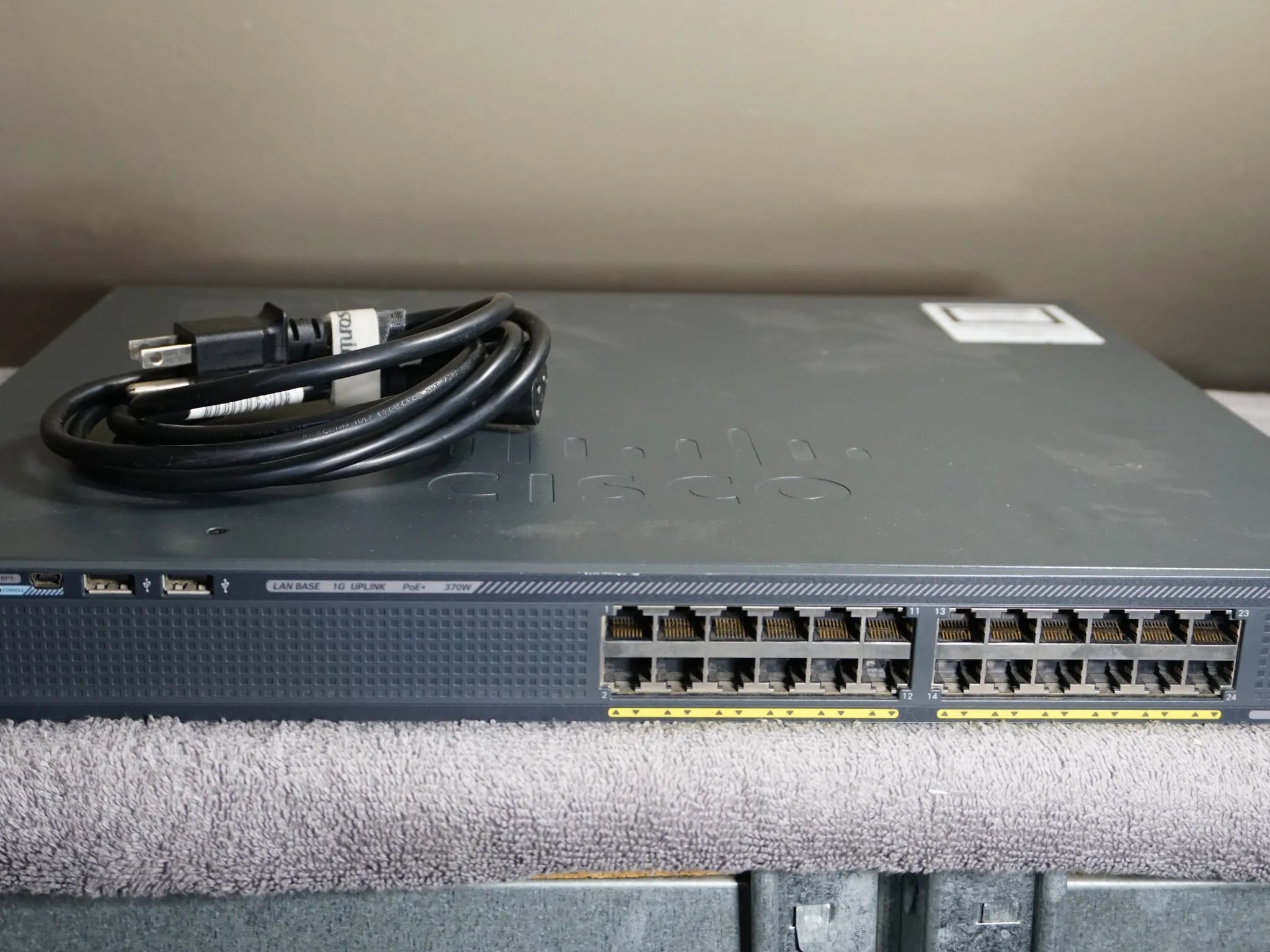Cisco Catalyst 2960X (WS-C2960X-24PS-L) 24-Port Rack-Mountable Switch Managed