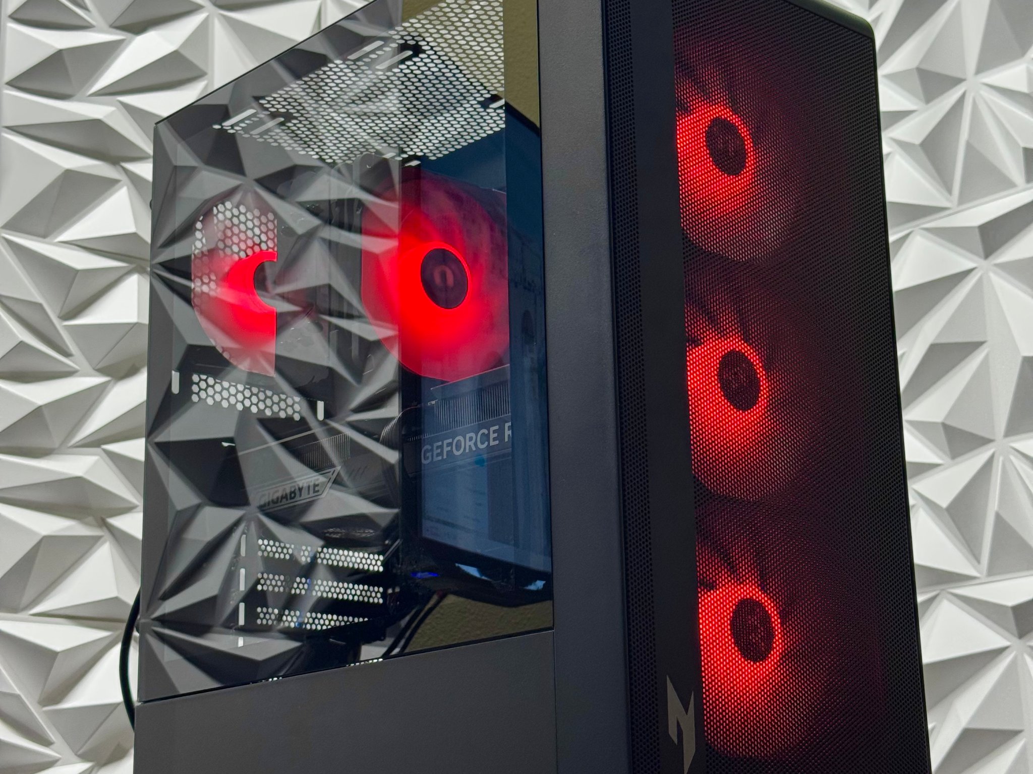Gaming pc / RTX 5070 Ti / i7-14700F / 32GB ddr5 ram / 1TB crucial Nvme / B650 / Windows 11