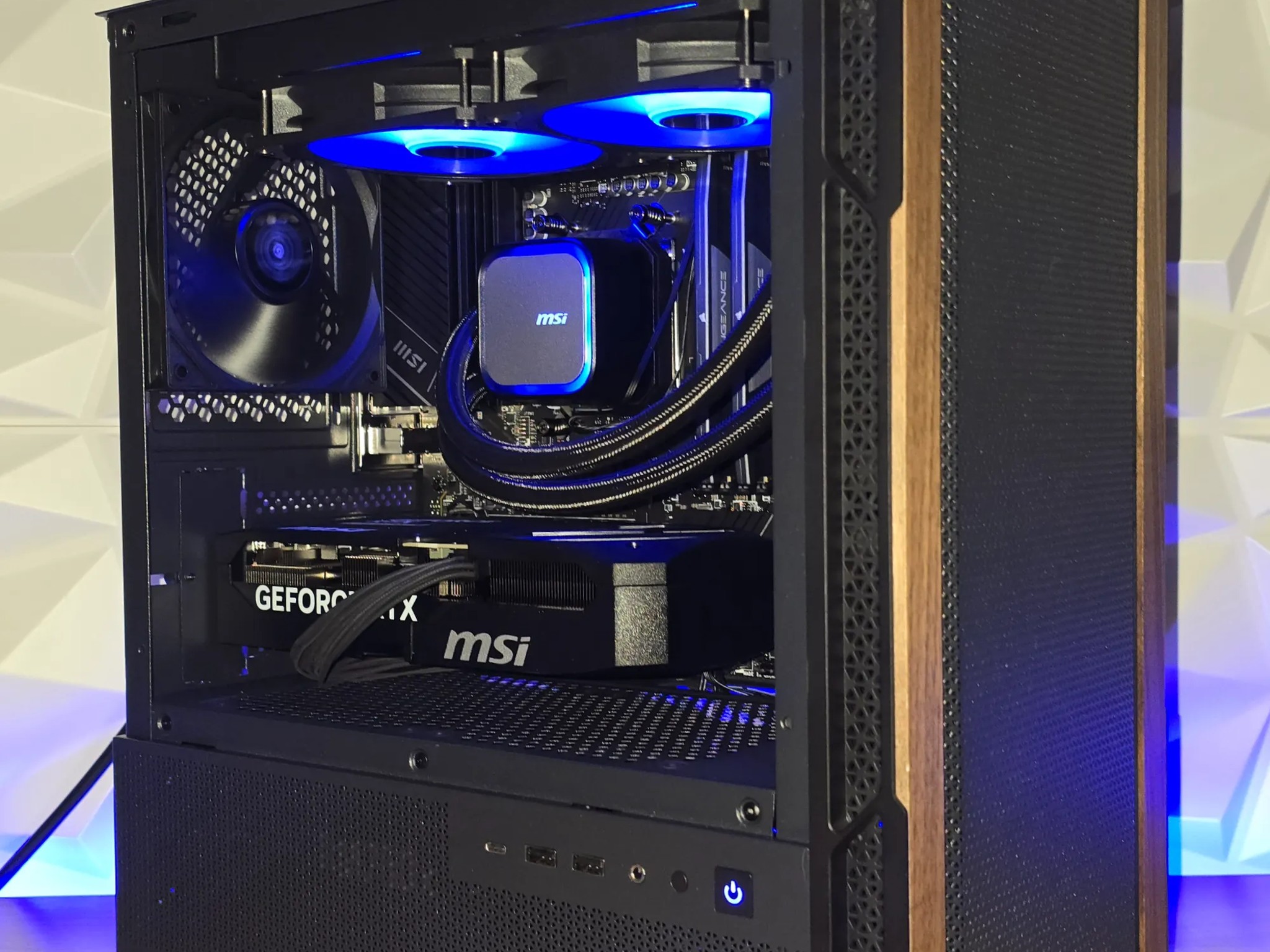 New GeForce RTX 5070 with AMD Ryzen 7600x 32GB DDR5 RAM WiFi