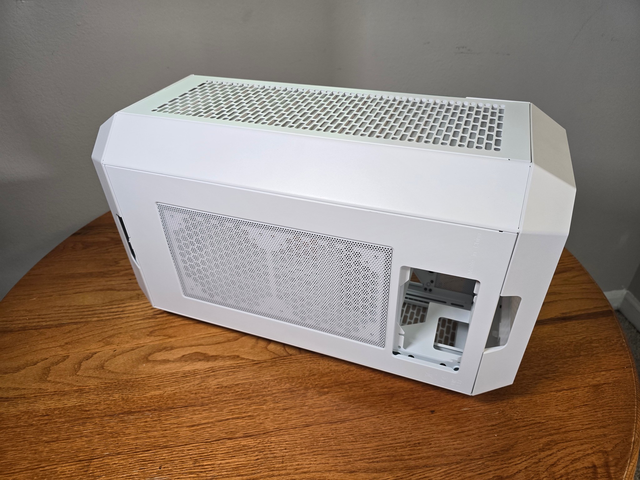 Like New White Thermaltake Tower 300 Case w/ LCD Screen & Chassis Stand Kit!!