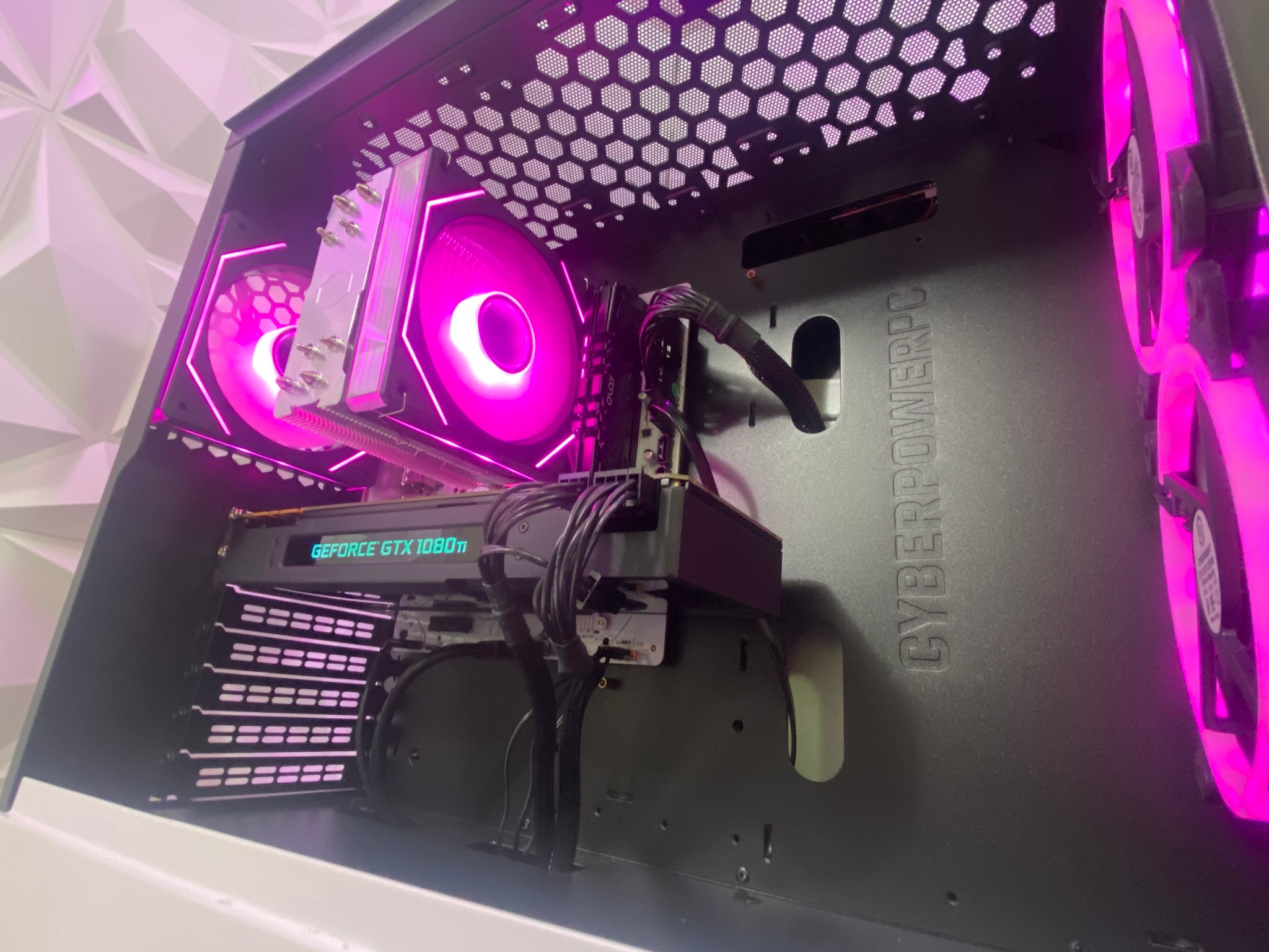 🎅🎅 White Elite Build – Ryzen 5 3600 + GTX 1080 Ti 11GB | 1080p/1440p High FPS Ready