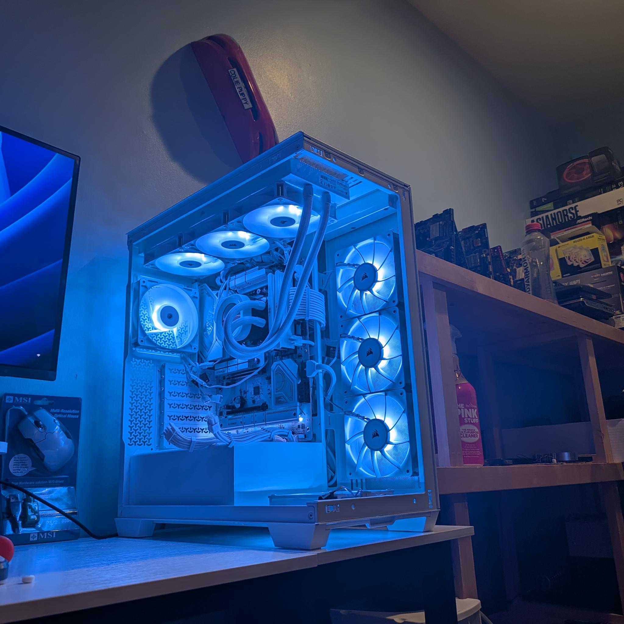 High-End gaming PC BYO GRAPHICS CARD 32gb DDR5 600 CL30 9800X3D X870 SCREEN WATER COOLED