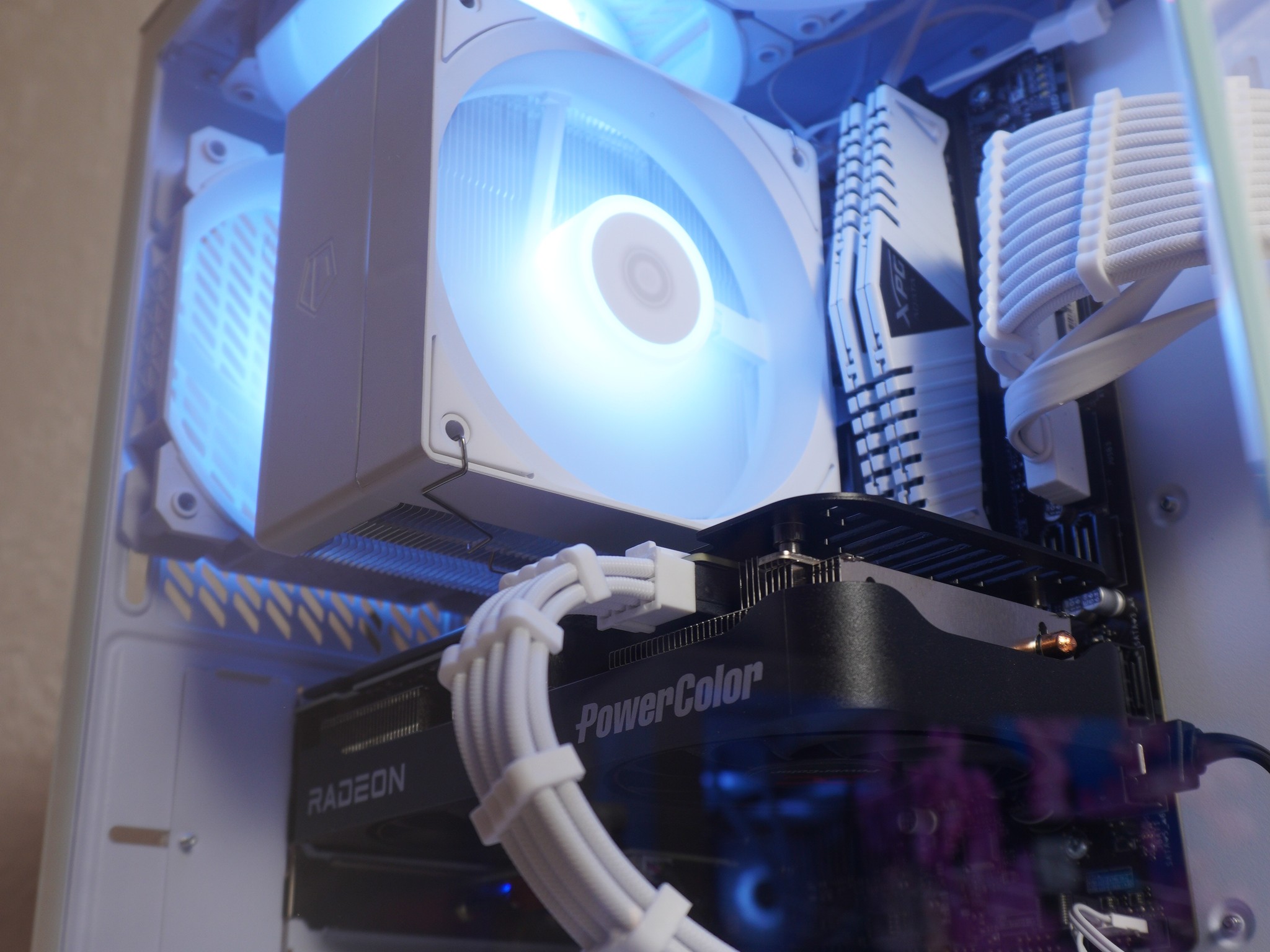 Soul White | RX 9060 XT | I7 10700 | 16GB DDR4 | 500GB 2.5 SSD|
