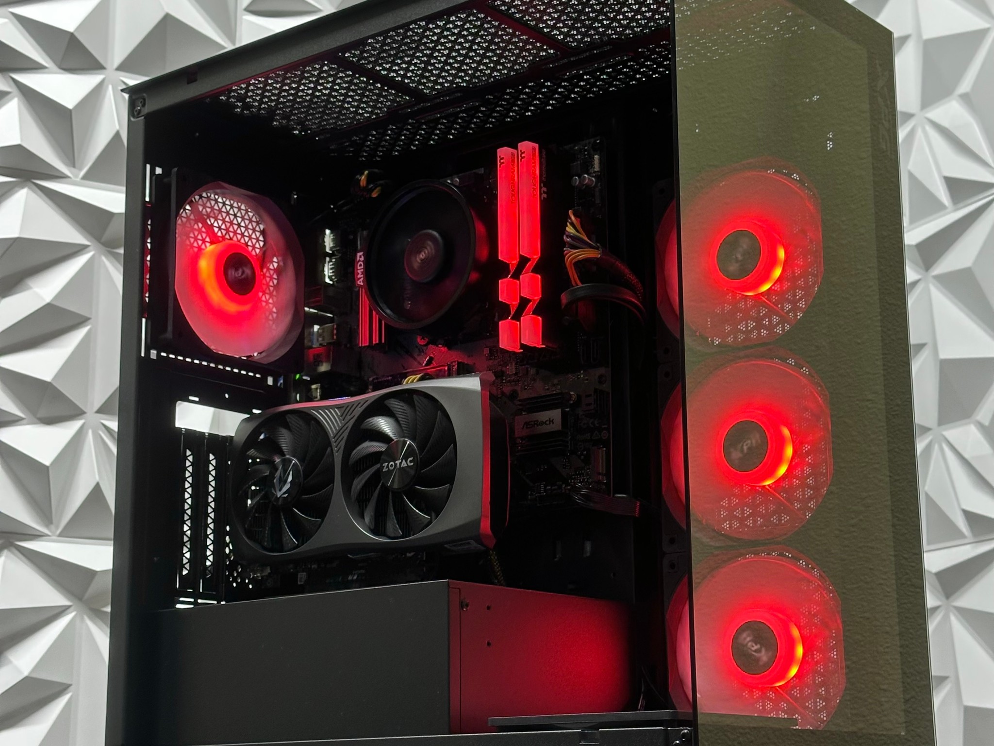 RTX 4060 / Ryzen 5 5500 / 16GB 3600MHz Ram / 512GB SSD / B550 / 600w / windows 11