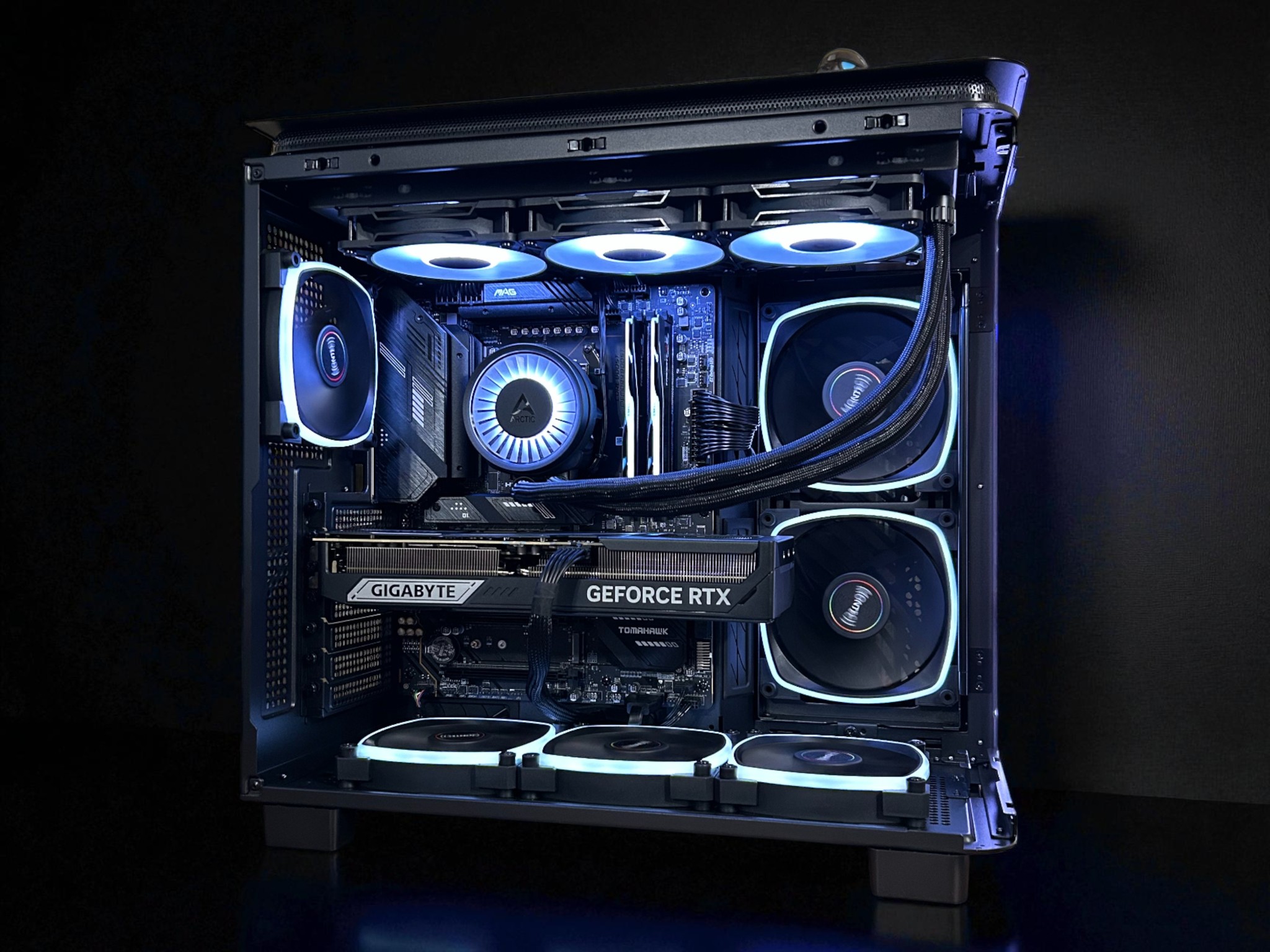 RTX 5080 | Ryzen 7 9800X3D | 32GB DDR5 6200MT/s CL30 | 2TB NVMe | The Commander RTX