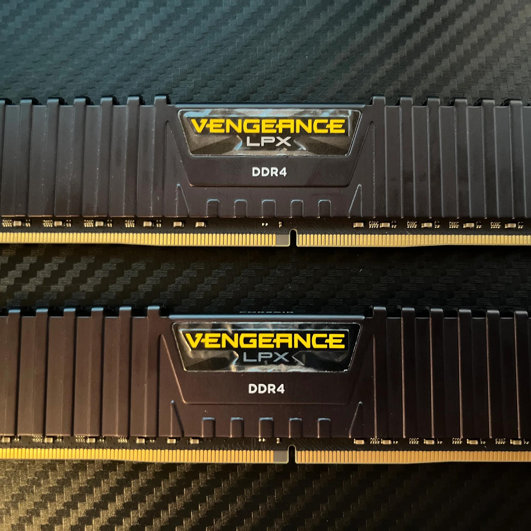 Corsair Vengeance LPX 32 GB (2 x 16 GB) DDR4-3600 CL18 Memory