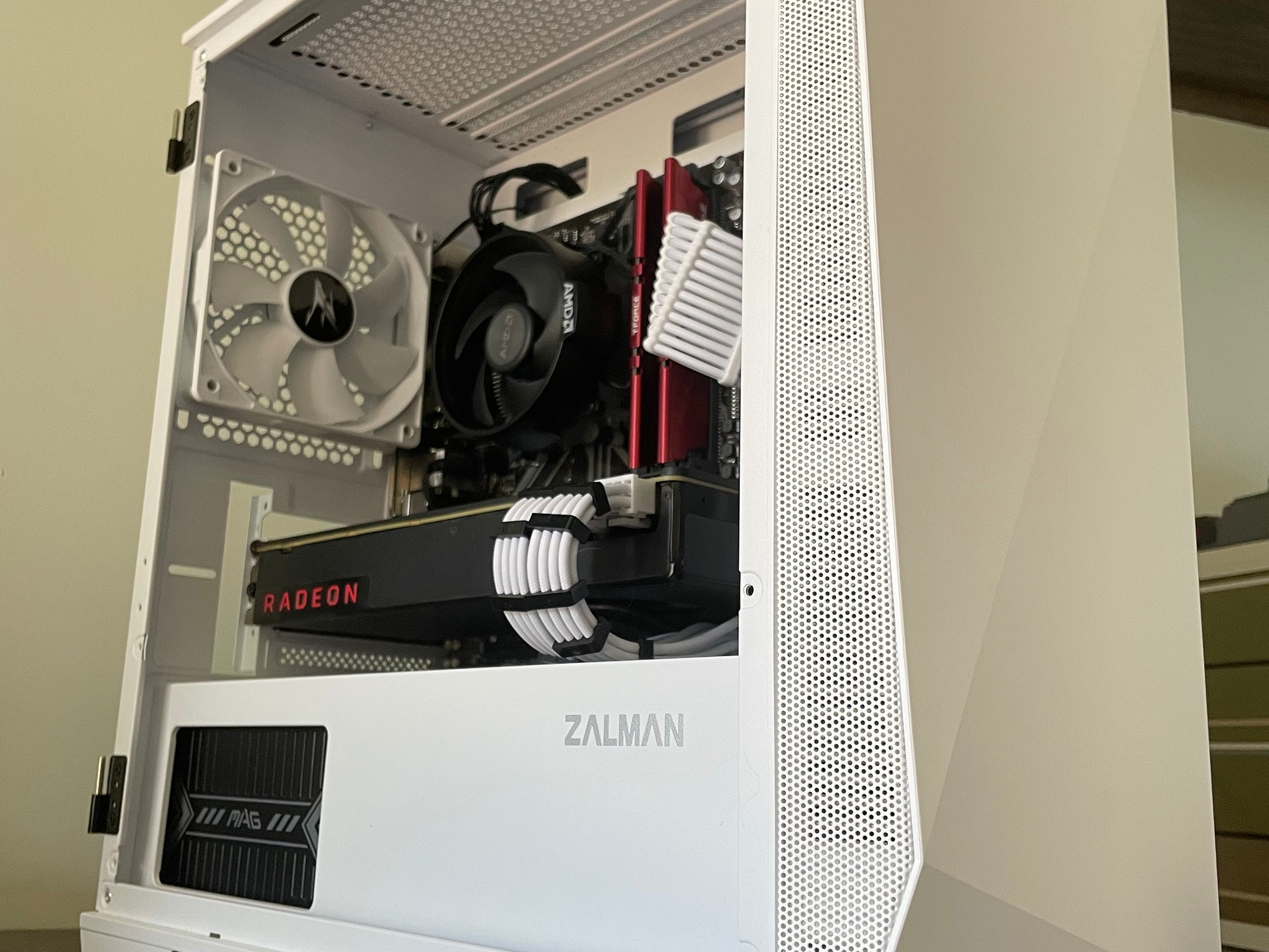 White Ryzen 7 Vega 64 gaming pc