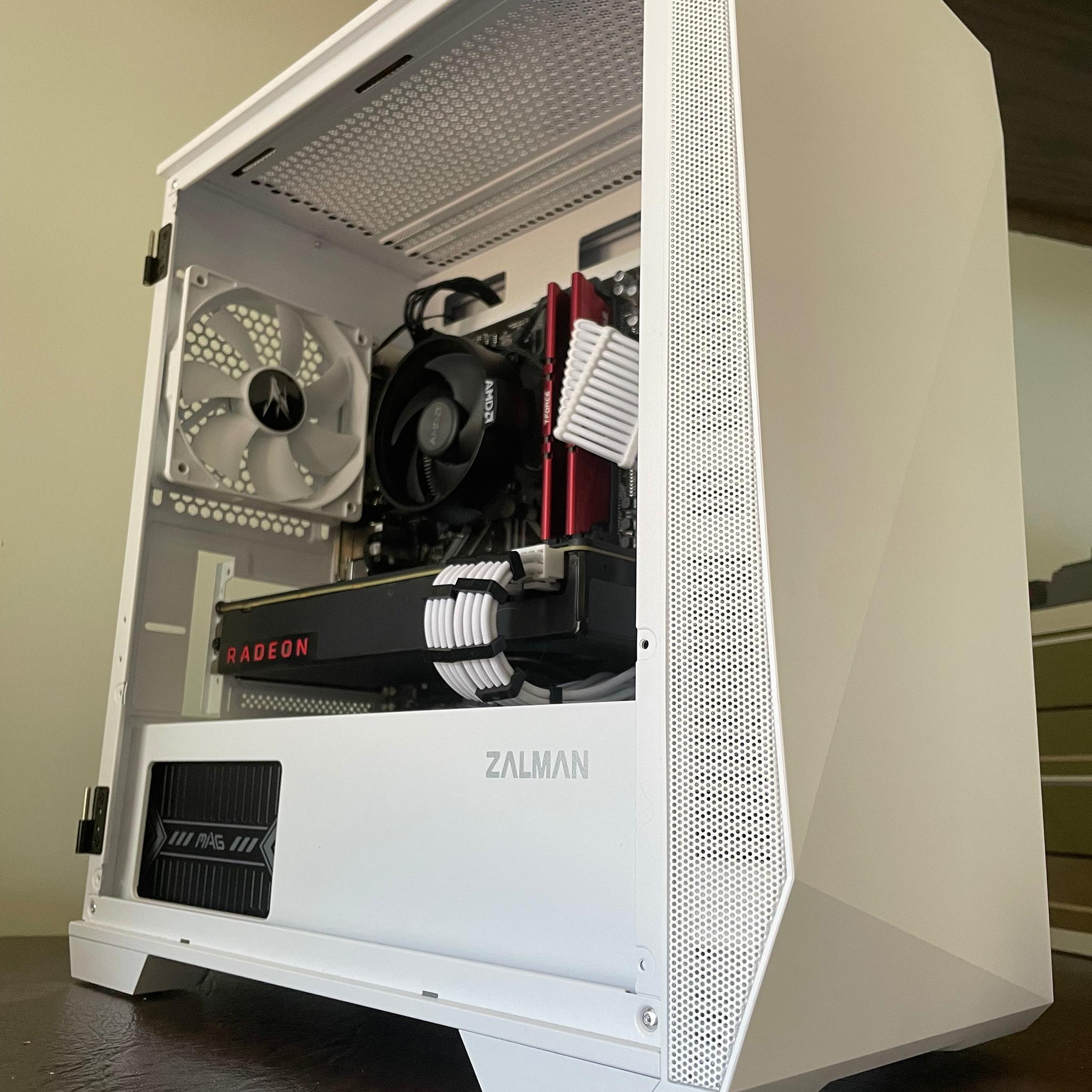 White Ryzen 7 Vega 64 gaming pc