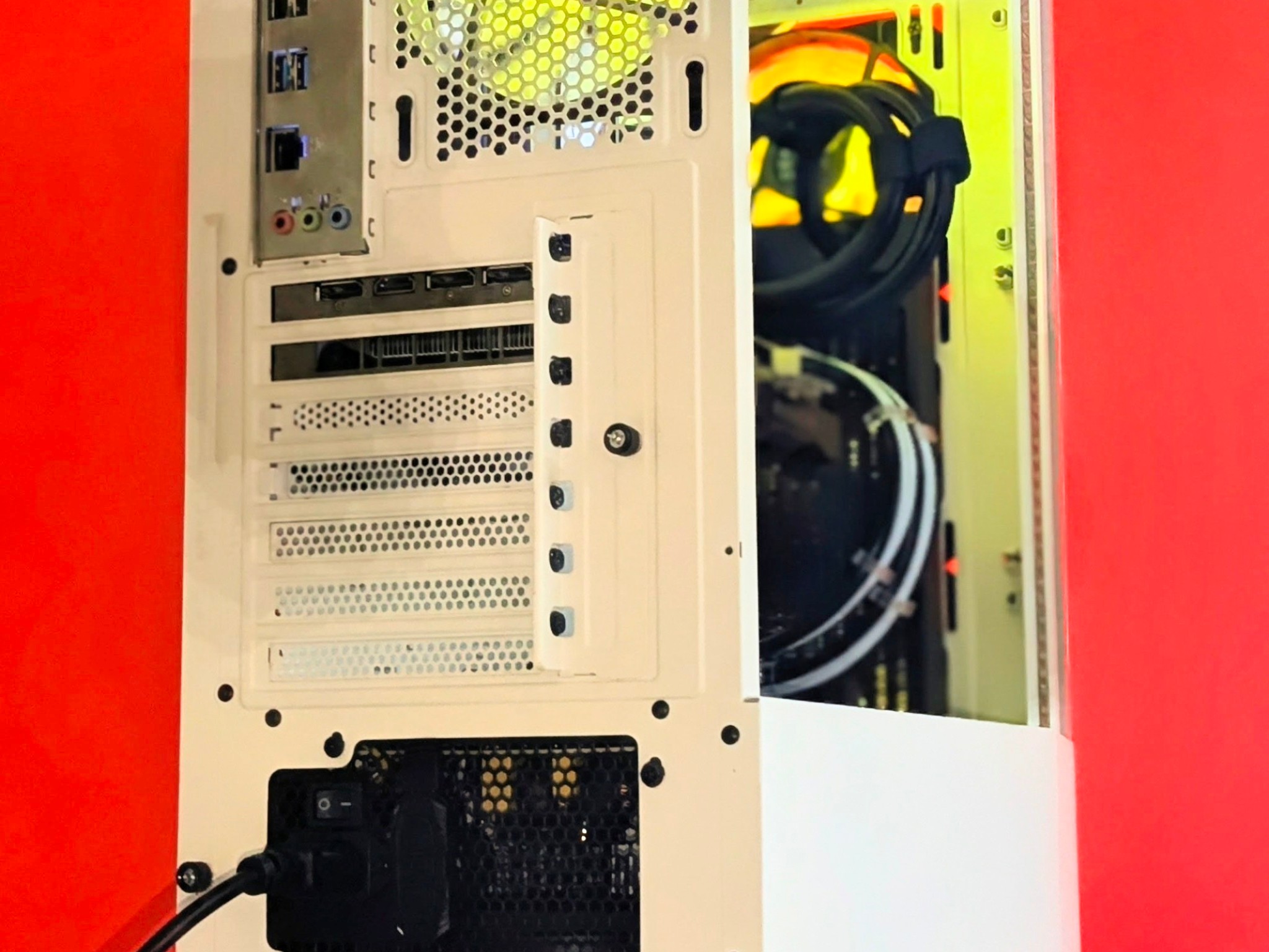 Yuta🇯🇵🔥⚪ Liquid-Cooled💦@1080p Beast⚪RX 5700XT⚪16GB RAM⚪LCD🖥️⚪1TB SSD/HDD⚪ Wi-Fi⚪Windows 11 Pro✅