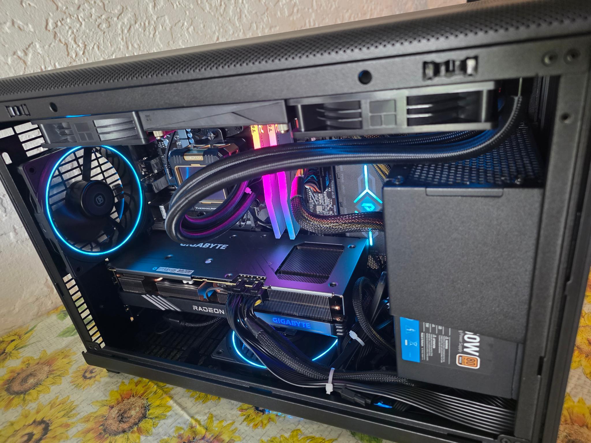 R5 5500 + RX 7600 XT | 32GB DDR4 | 500GB SSD / 512GB HDD