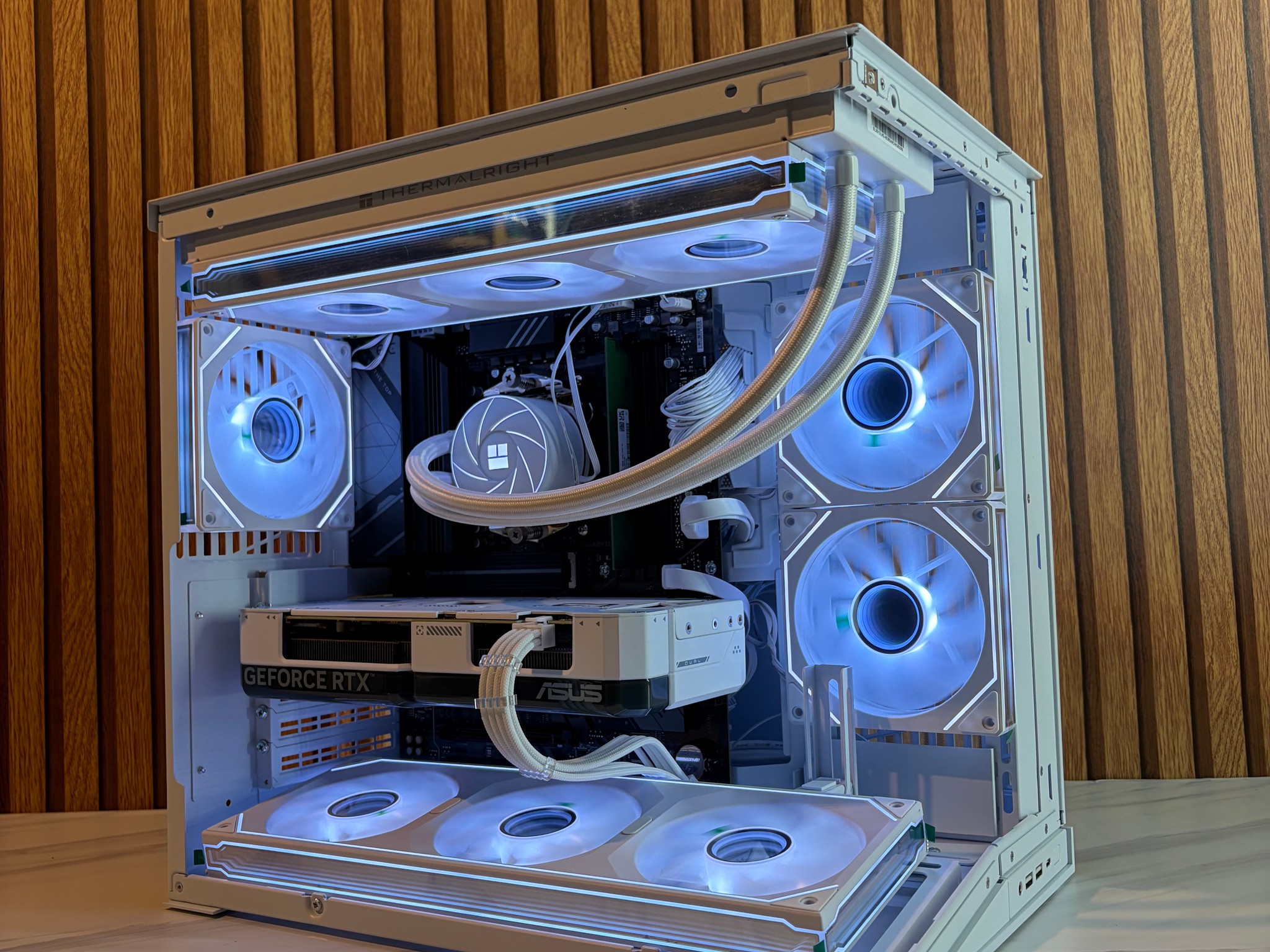 RTX 4070 | RYZEN 5 9600X | 16GB DDR5 | 2TB NVME | 650W | 360MM AIO | Windows 11 pro