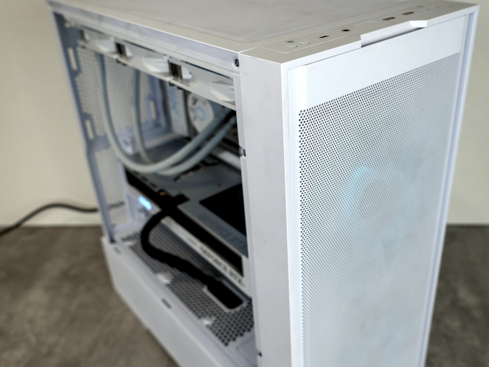 High-End 1440p / 4K Gaming PC – RTX 5070 + Intel Core Ultra 9 – White Aesthetic Build