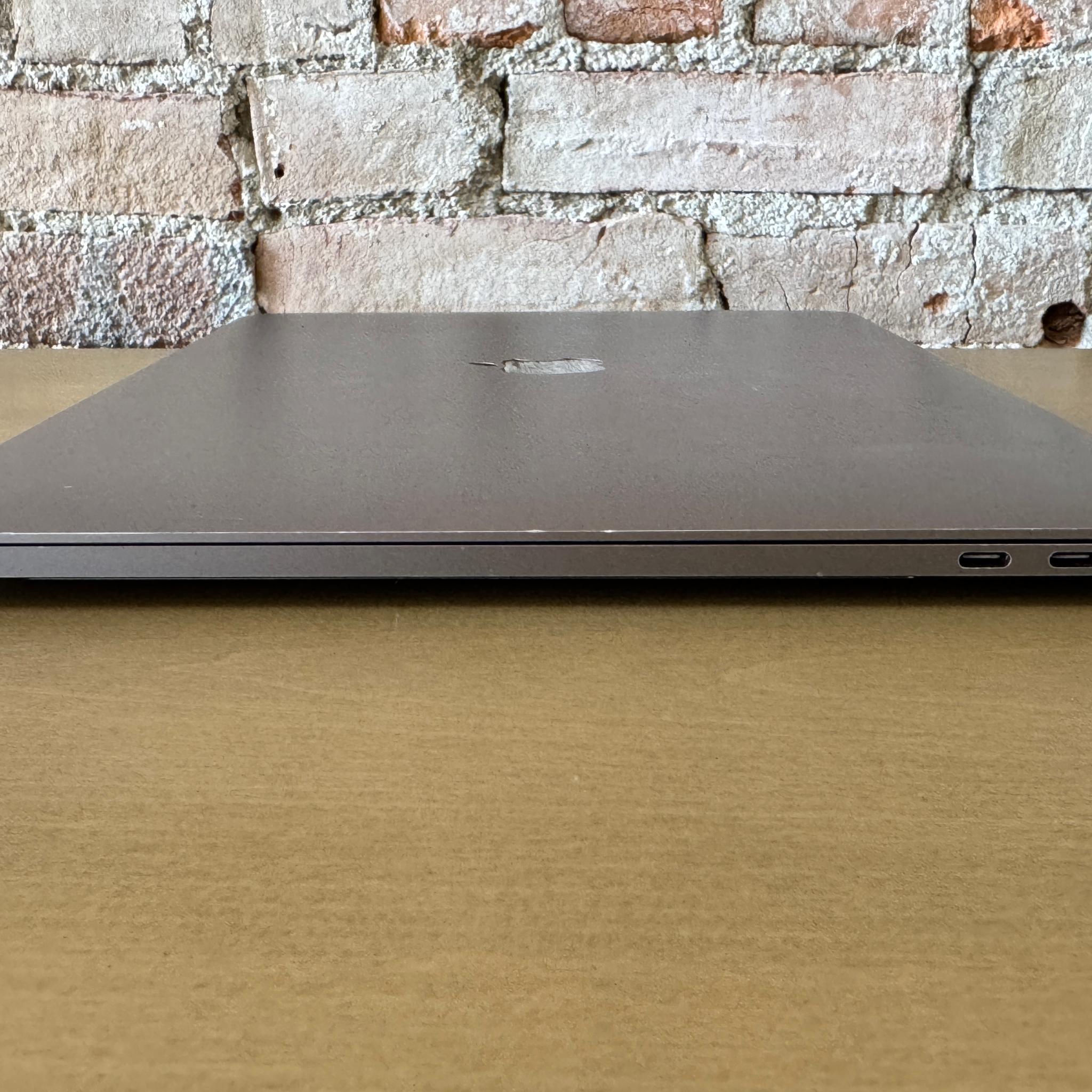 Apple MacBook Pro 15" (2018) Intel Core i7, 16GB Memory, AMD Radeon Pro 555X, 250GB SSD - Space Gray