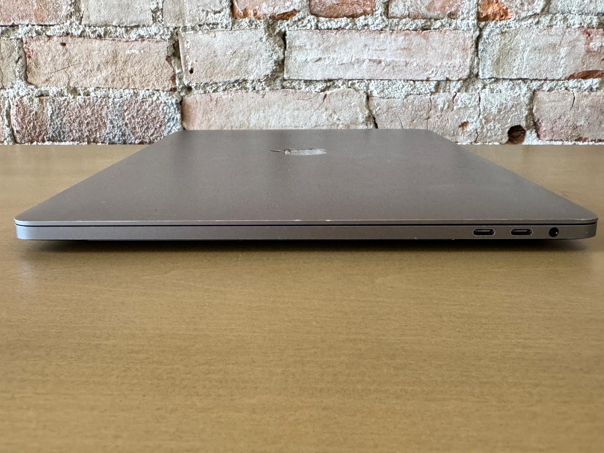 Apple MacBook Pro 15" (2018) Intel Core i7, 16GB Memory, AMD Radeon Pro 555X, 250GB SSD - Space Gray