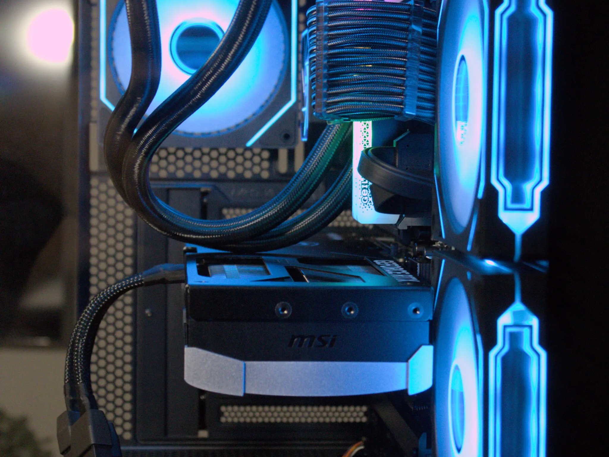 RTX 5080 | Ryzen 7 7800X3D | 2TB SSD NVMe | 32GB RAM DDR5 | 1050W PSU