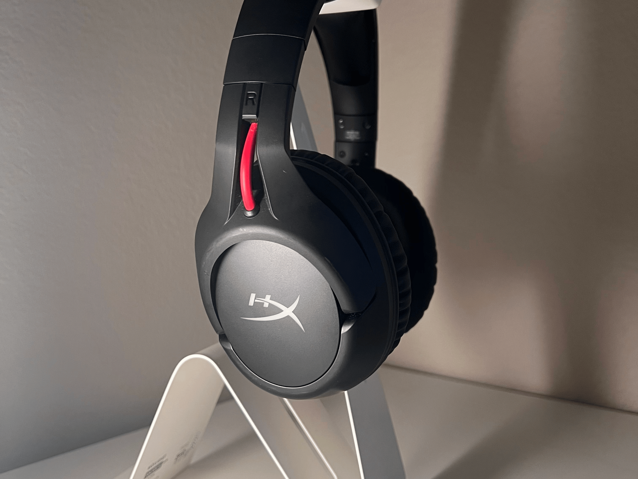WIRELESS  Noise-cancelling Hyperx Headset 30HR long lasting battery