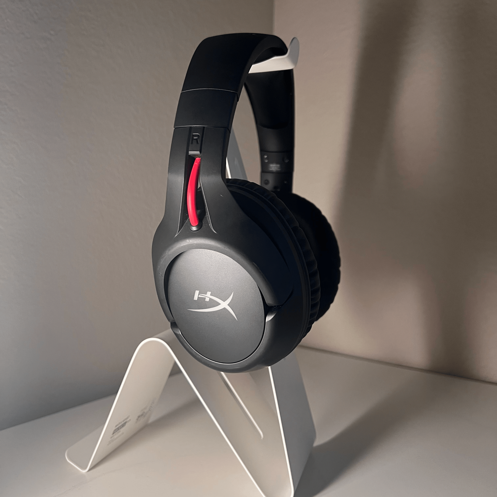 WIRELESS  Noise-cancelling Hyperx Headset 30HR long lasting battery