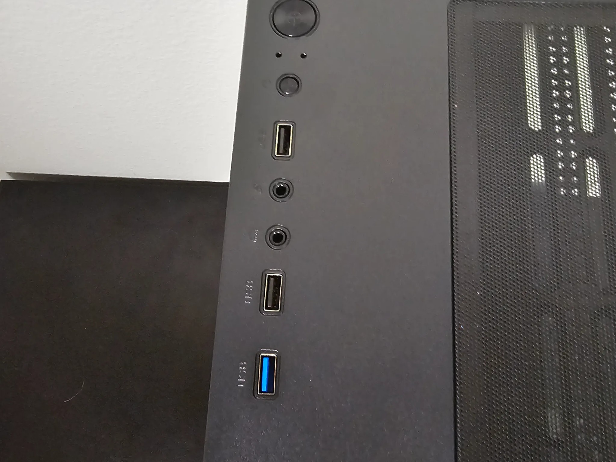 Midrange 1080p / RX 5700-XT 8GB / Ryzen 5 3600 / 16GB DDR4 / 256GB SSD + 3TB HDD