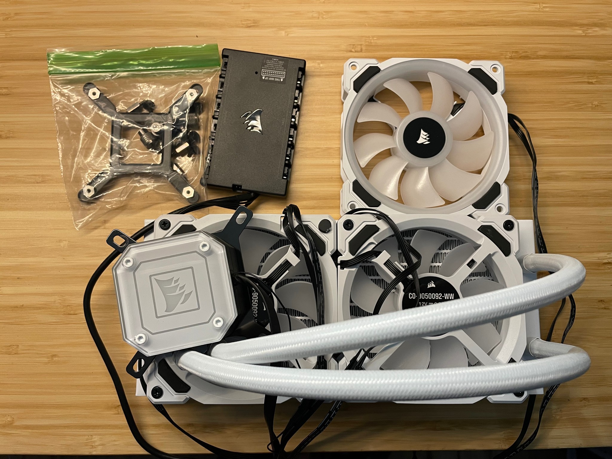 Corsair White Capellix 240mm + 3 LL120 Fans + Command Pro