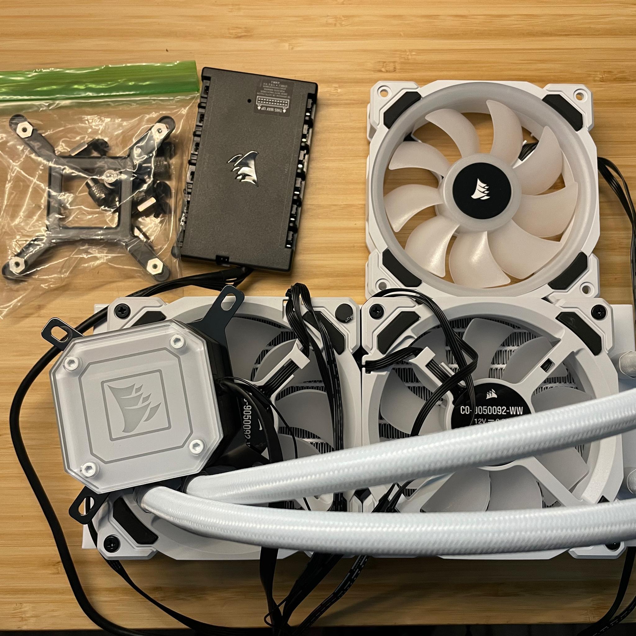 Corsair White Capellix 240mm + 3 LL120 Fans + Command Pro
