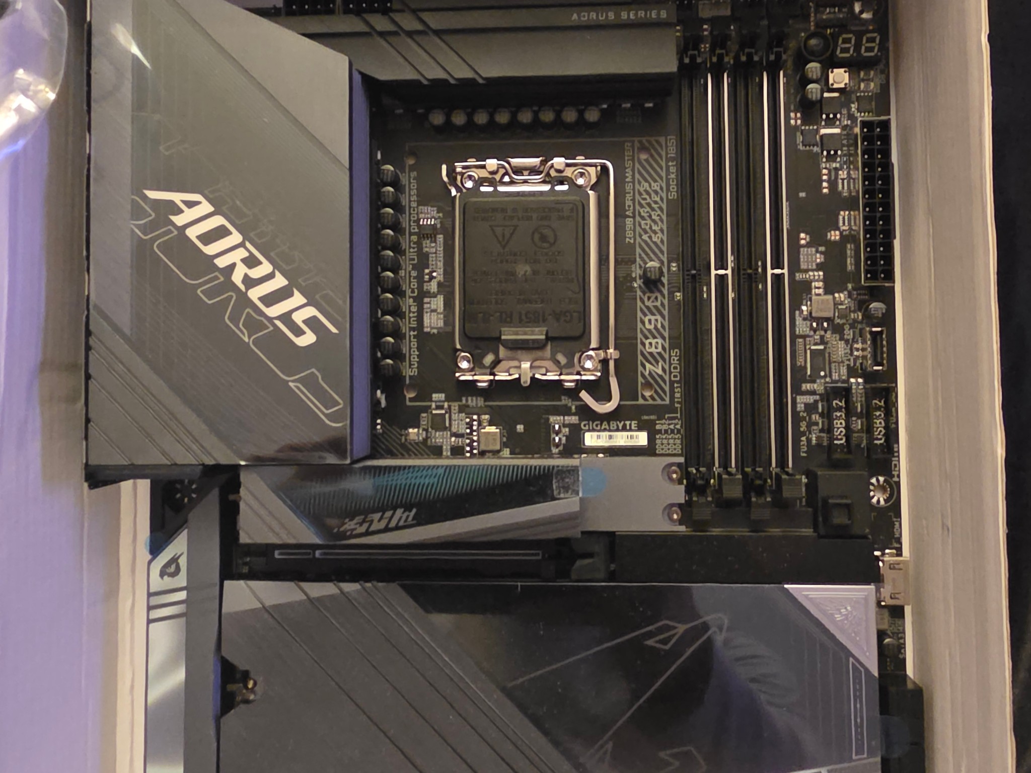 Gigabyte z890 Aorus master + Core ultra 265K + 500 GB NMVE