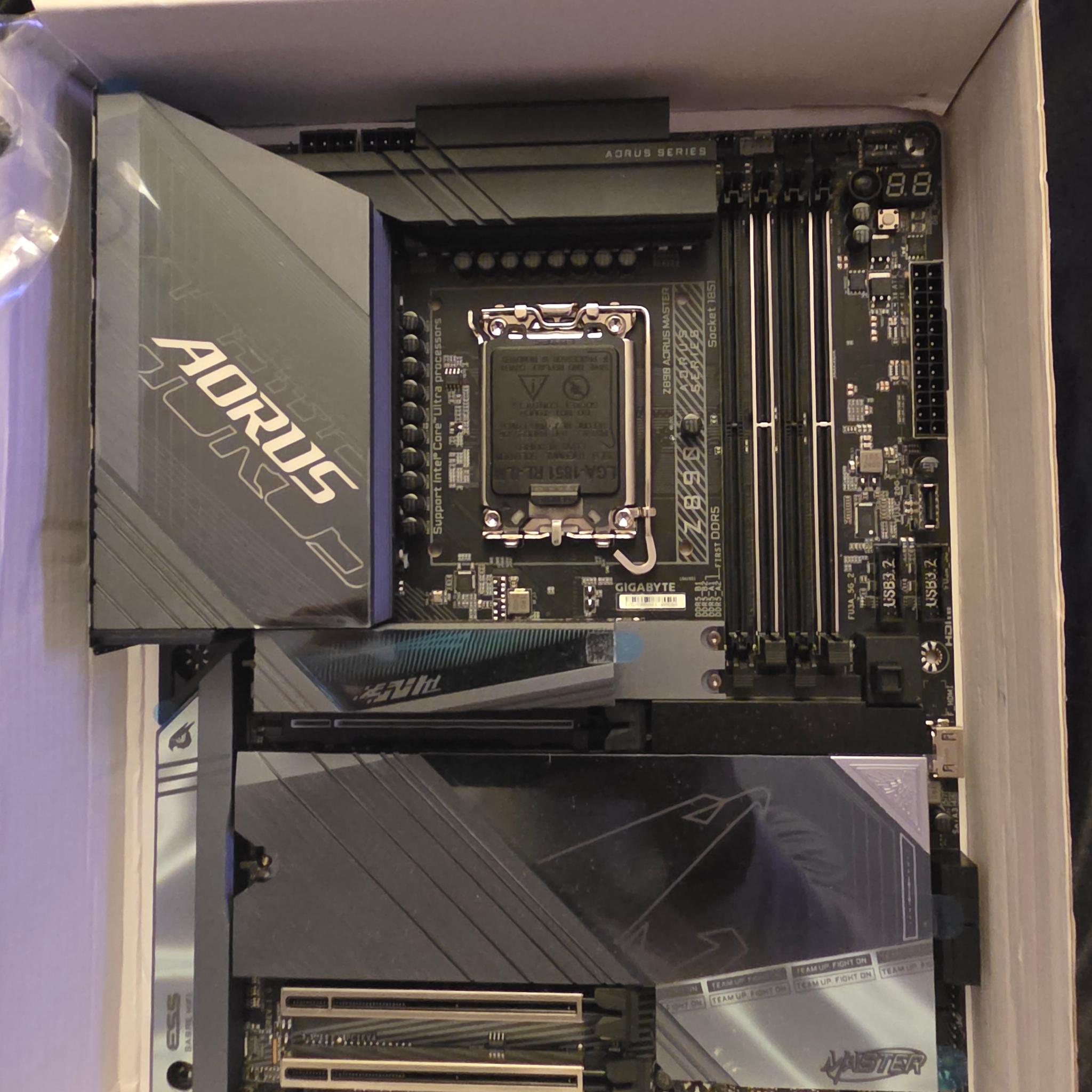 Gigabyte z890 Aorus master + Core ultra 265K + 500 GB NMVE