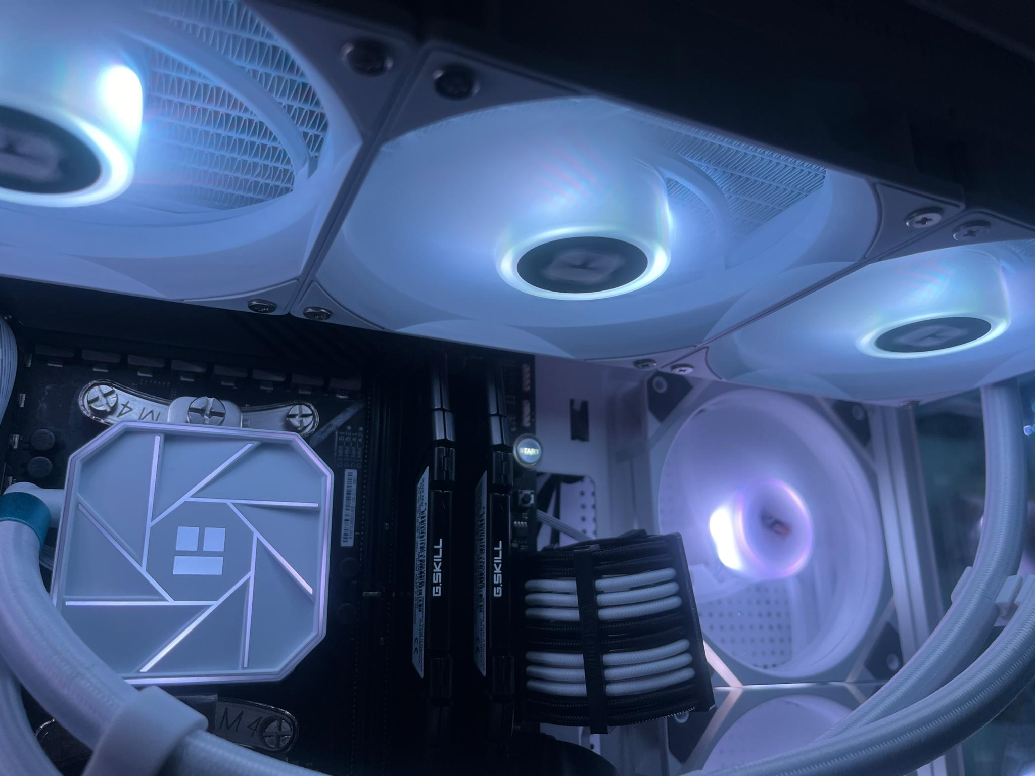 Black and white Gaming PC! Ryzen 7 5800X 8-core! Radeon 5700XT Ultra thicc III, 1440 beast