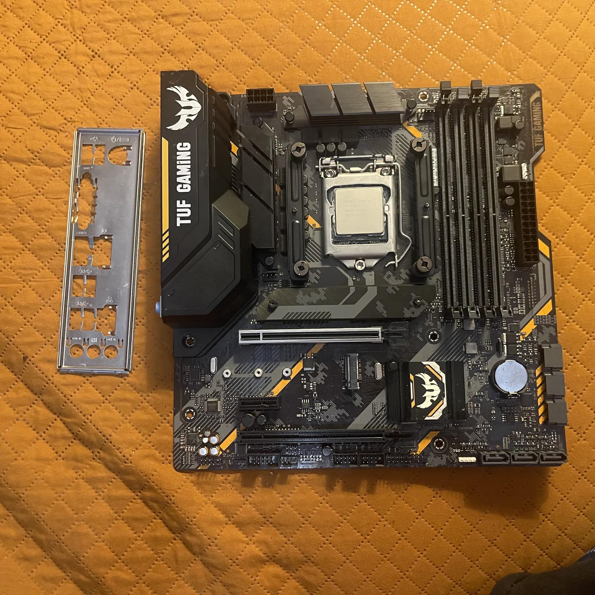B365M TUF | Intel i7 9700KF | 16 GB DDR4 3000 MHZ CL15