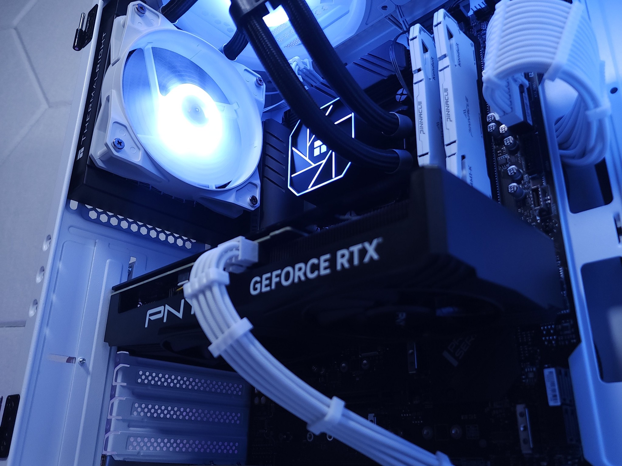 💙🤍RTX 4070 | Core i5 12600K | 32GB 3200MHz | 1TB NVMe SSD