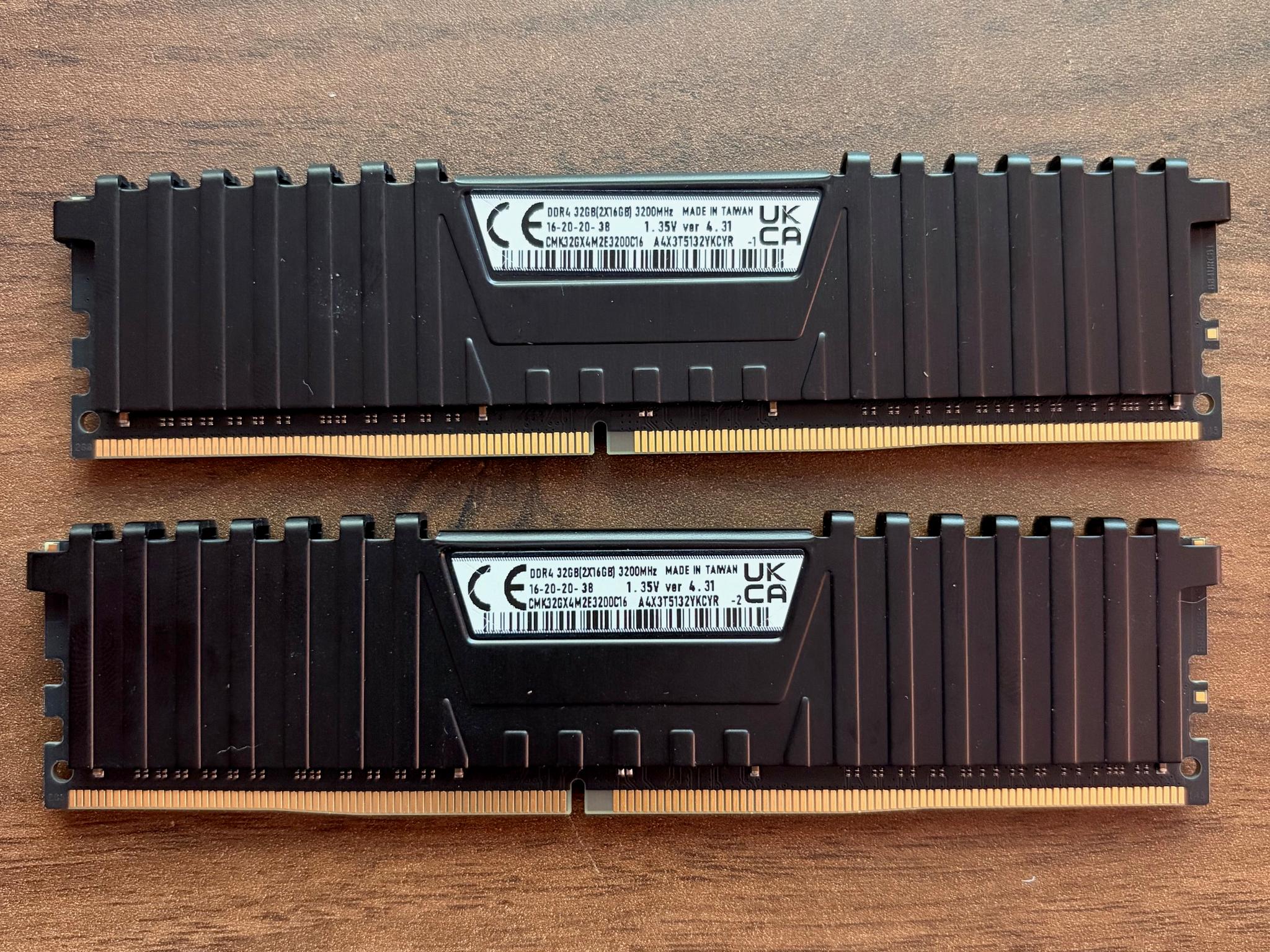 32GB (2 x 16GB) Corsair Vengeance LPX DDR4