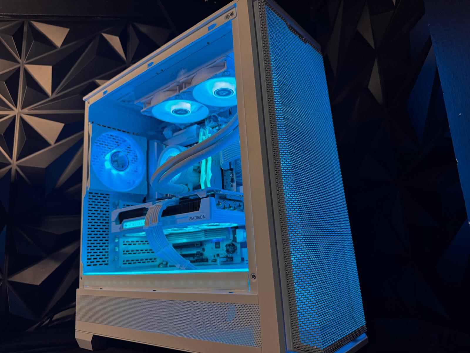 ⚪🕷️ The White Widow 🕷️⚪ Ryzen 9 7900X 🕷️ RX 9070XT 16GB 🕷️32 GB DDR5 6400Mhz🕷️ 4 TB NVMe🕷️ 850W PSU
