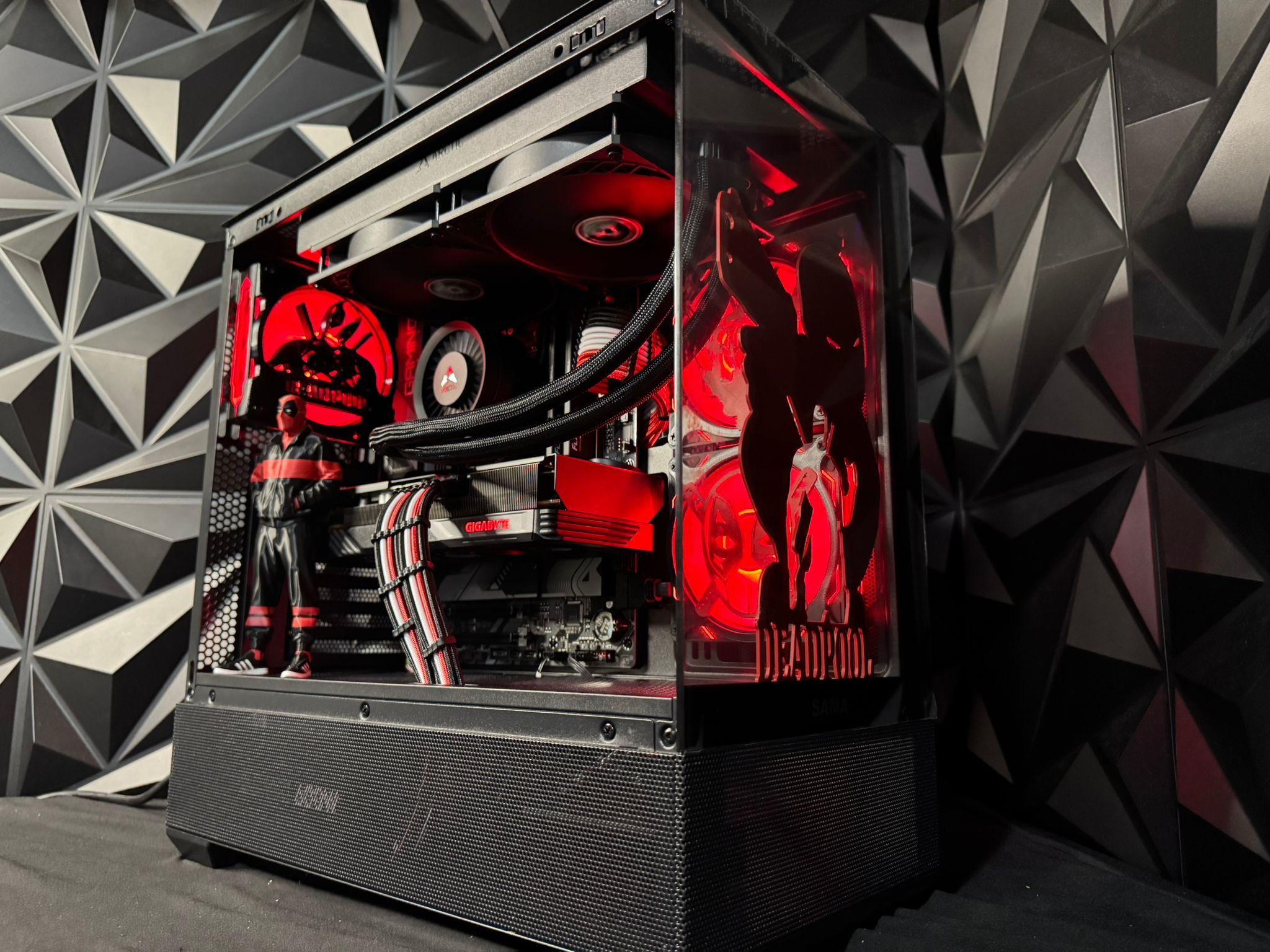 🟥⚫⚪ Merc 76 – Deadpool Edition 💀🎮 Ryzen 7600X| RX 7600XT 16 GB | 32 GB DDR5| 2 TB NVMe