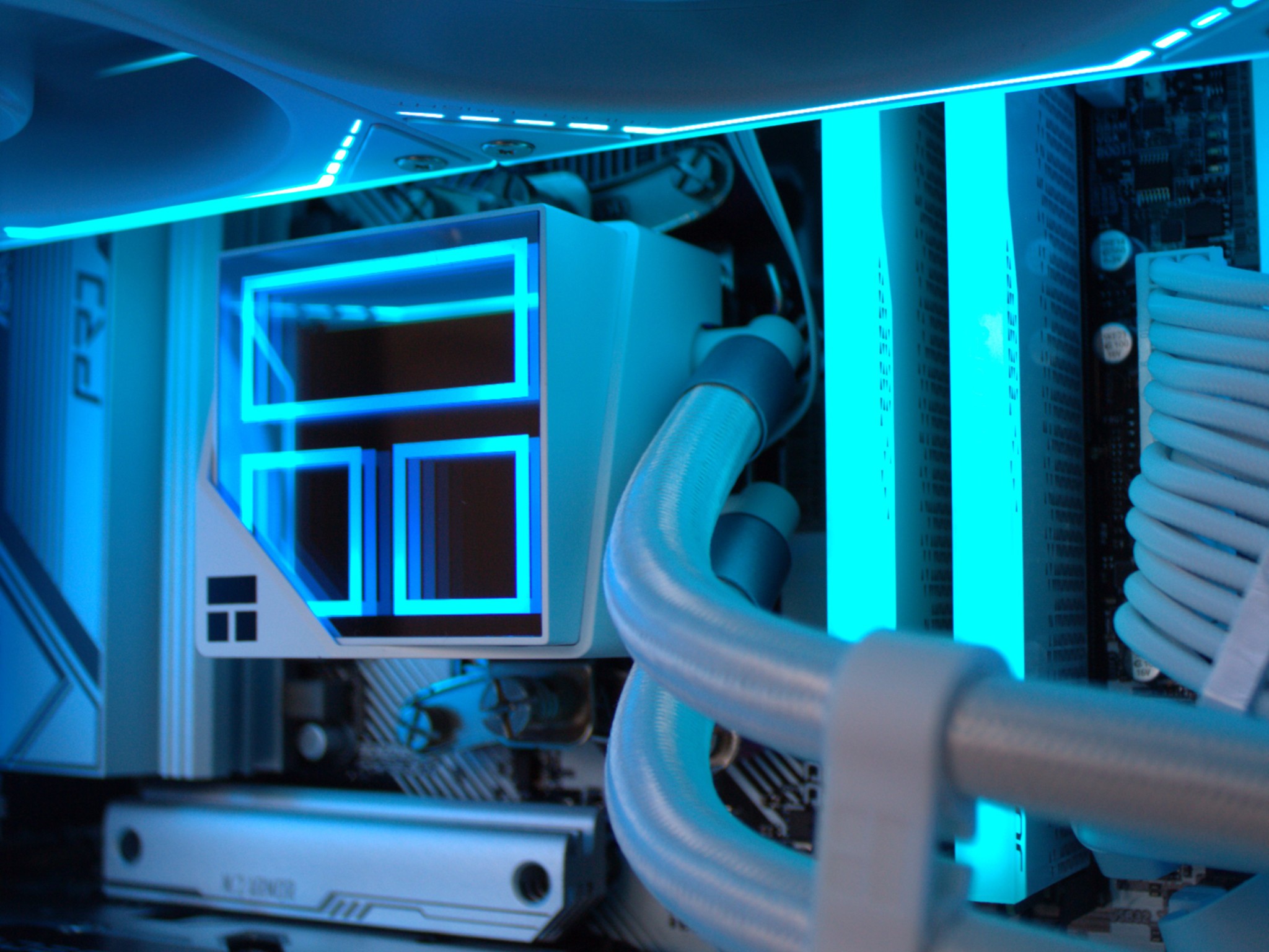 White Beast 6700XT 12GB, Ryzen 5 7600 , 32GB RAM