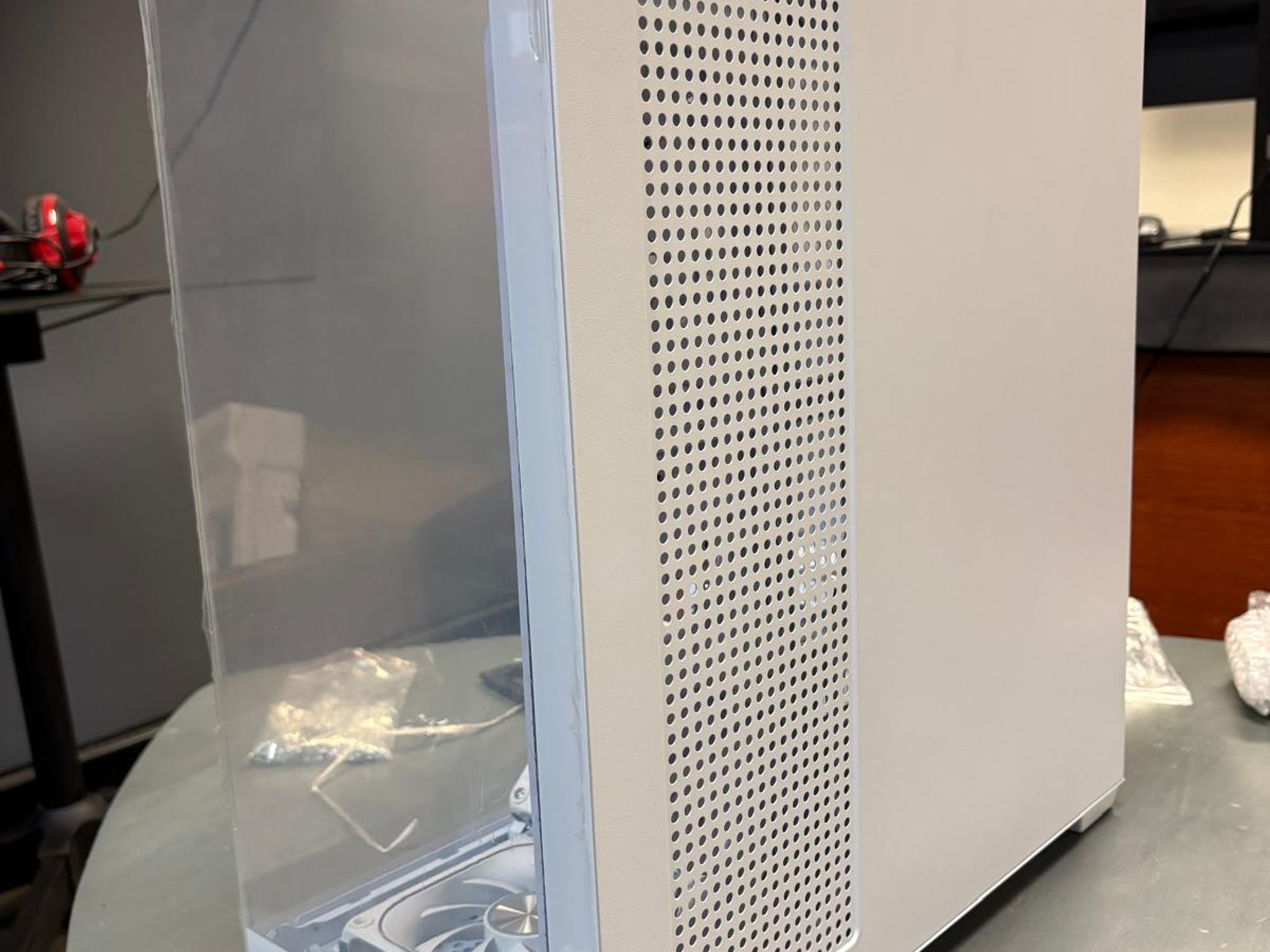 NEW - White Compact Dual-Chamber Mid Tower Airflow Case with Tempered Glass