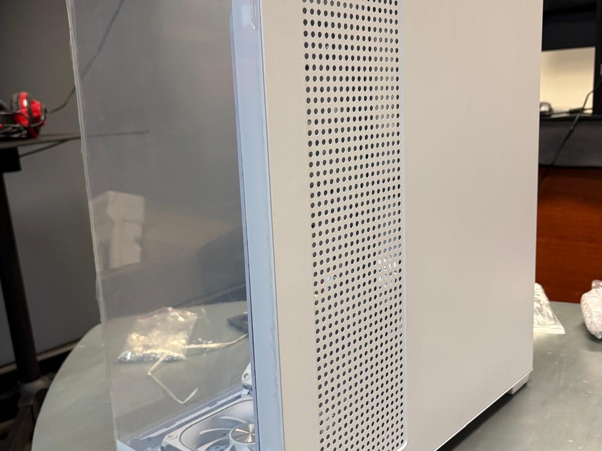 NEW - White Compact Dual-Chamber Mid Tower Airflow Case with Tempered Glass