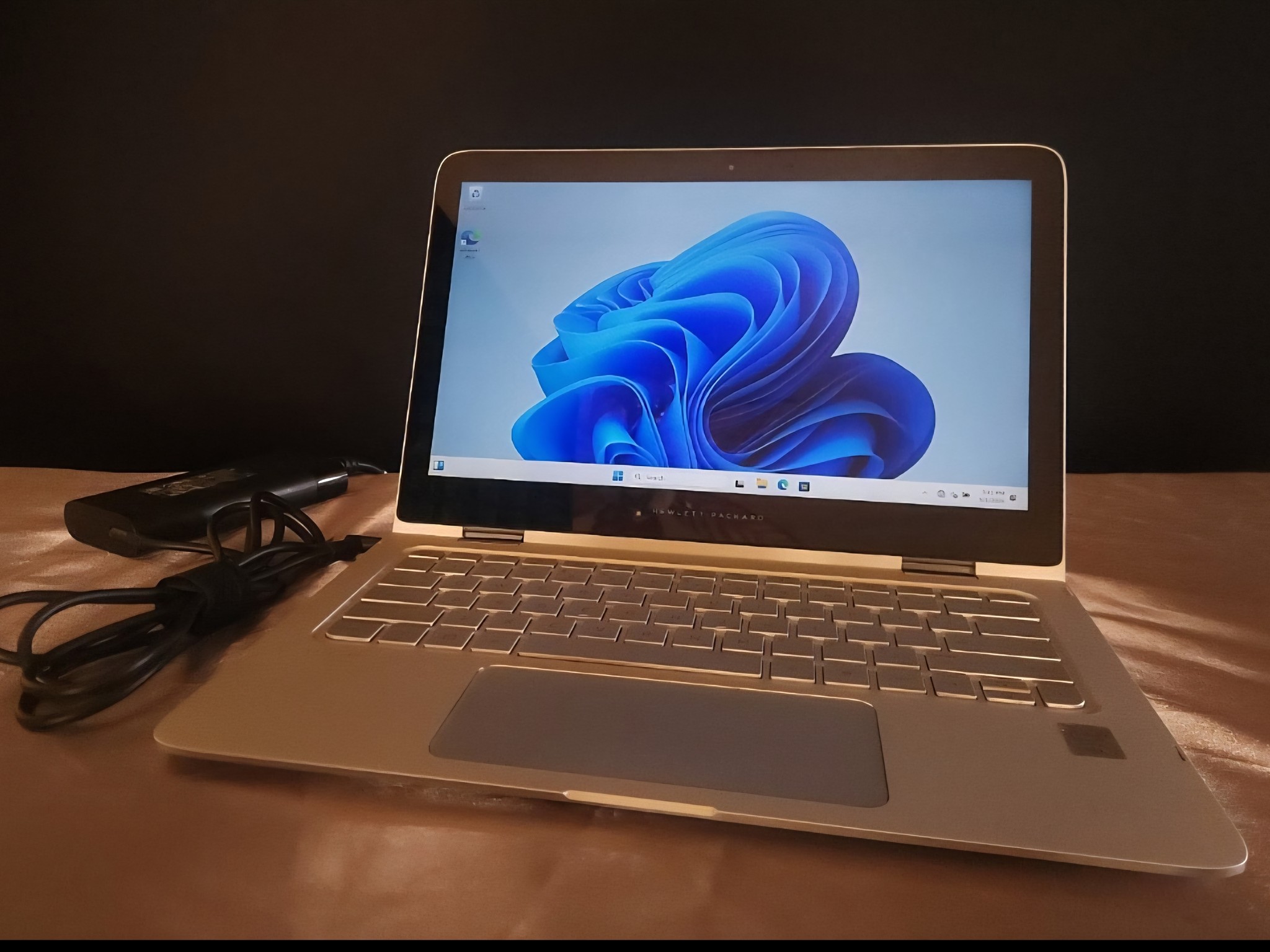 Hp Envy x360 conve 15.6" i7-7500u 2.7ghz 8gb ram 256gb ssd charger 8CG7294W27