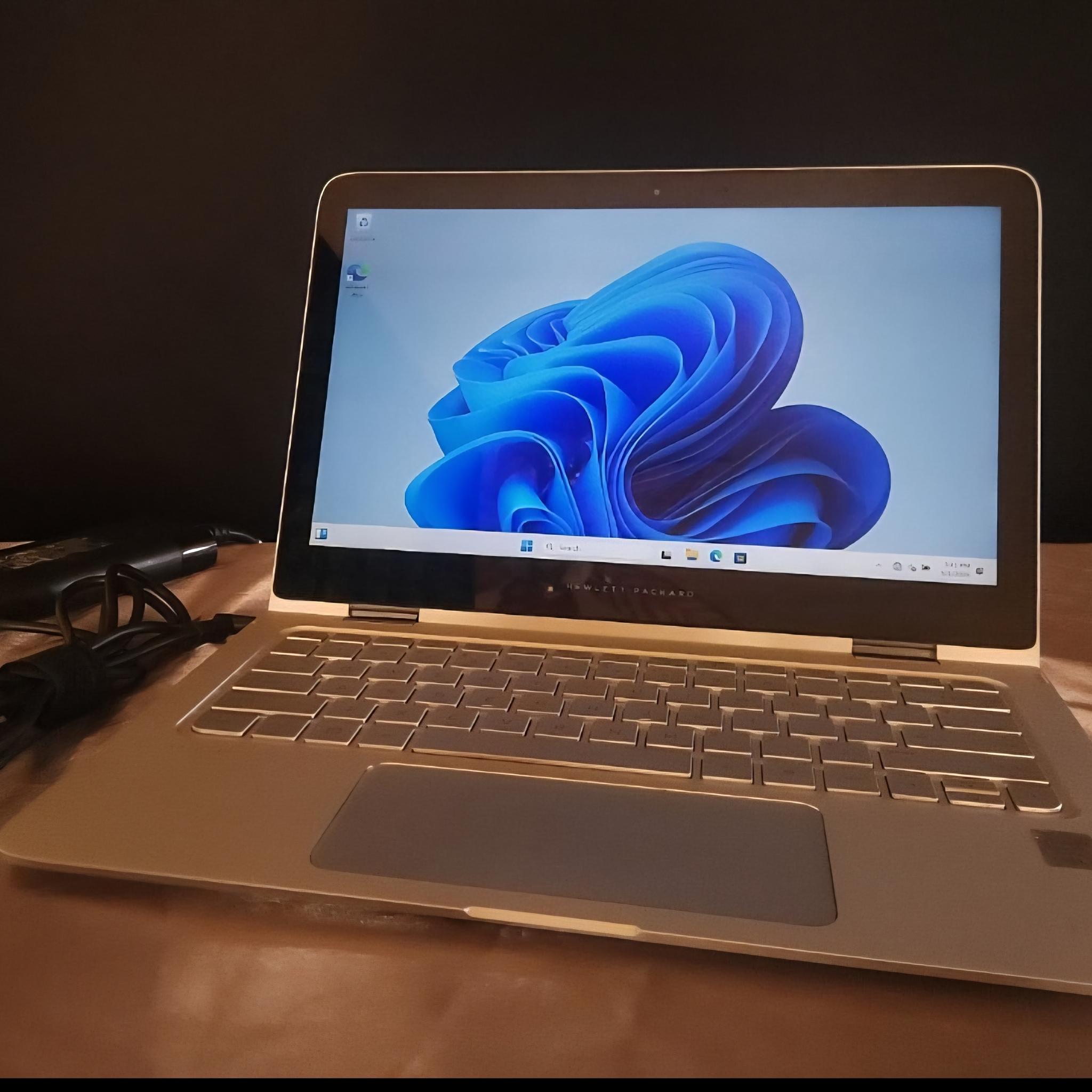 Hp Envy x360 conve 15.6" i7-7500u 2.7ghz 8gb ram 256gb ssd charger 8CG7294W27