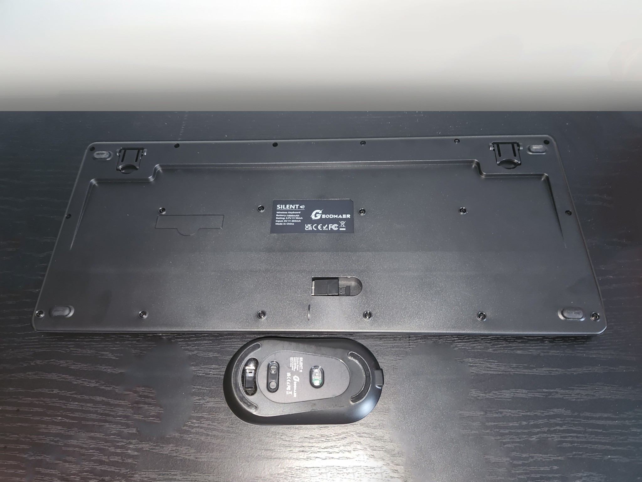 GEODMAER Wireless Keyboard and Mouse Combo with Phone Holder, Wrist Rest, Silent