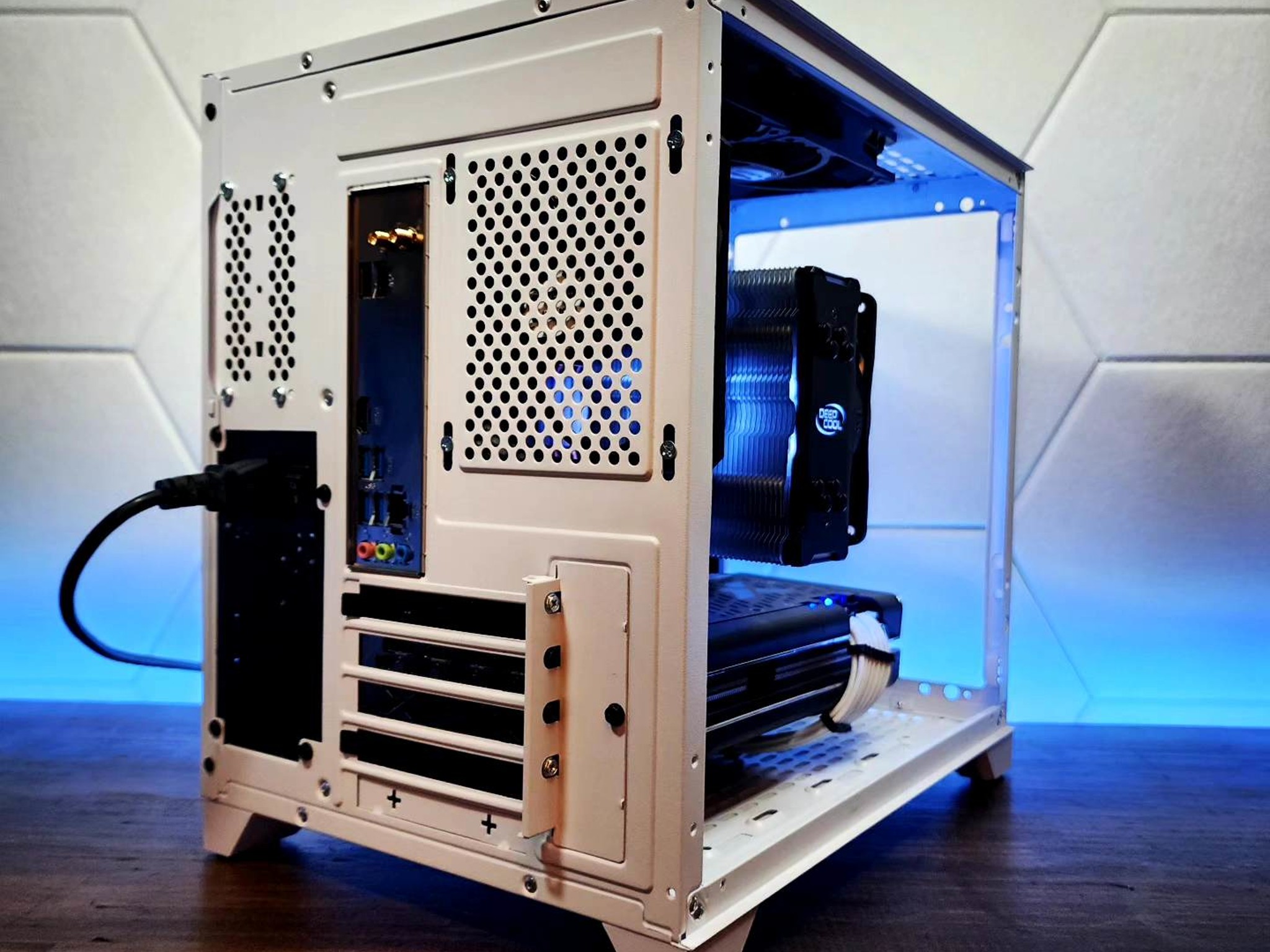 💙🤍 RX 5700XT // Ryzen 5 5600 // 16GB 3600MHz // 1TB NVMe Gen 3