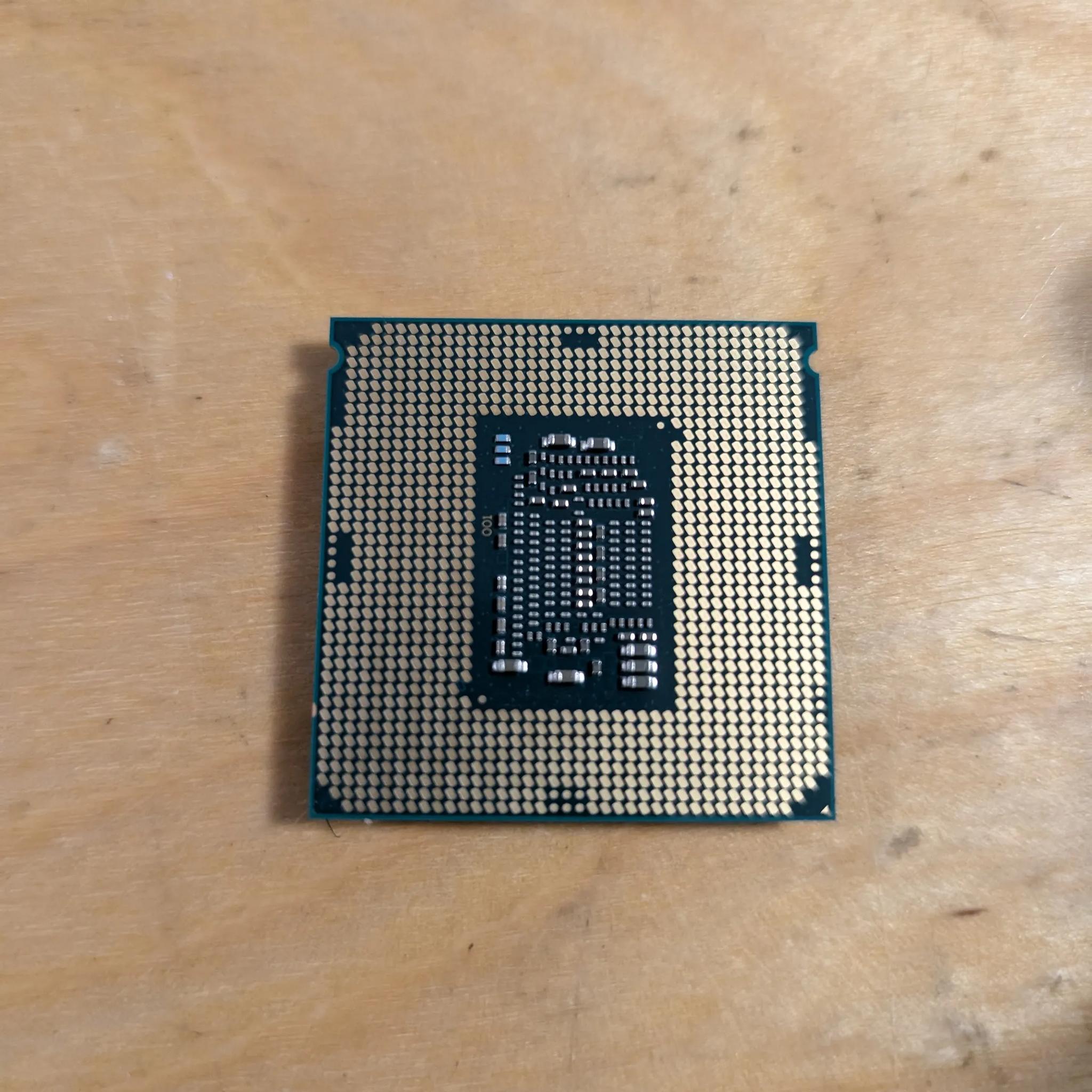 Intel Core i3 8100 + Cpu Cooler