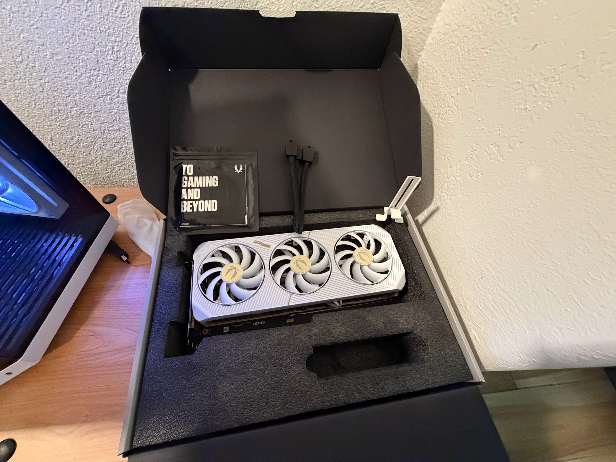 ZOTAC GAMING GeForce RTX 5080 SOLID OC White Edition