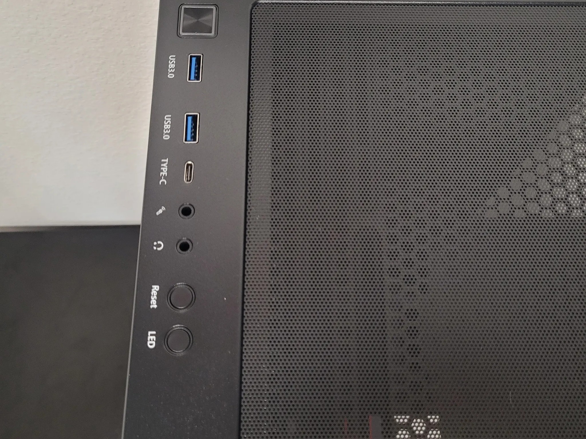 Black Sapphire // Ryzen 5 1500x // RX 580 8GB // 16GB DDR4 // 512GB M.2 NVME