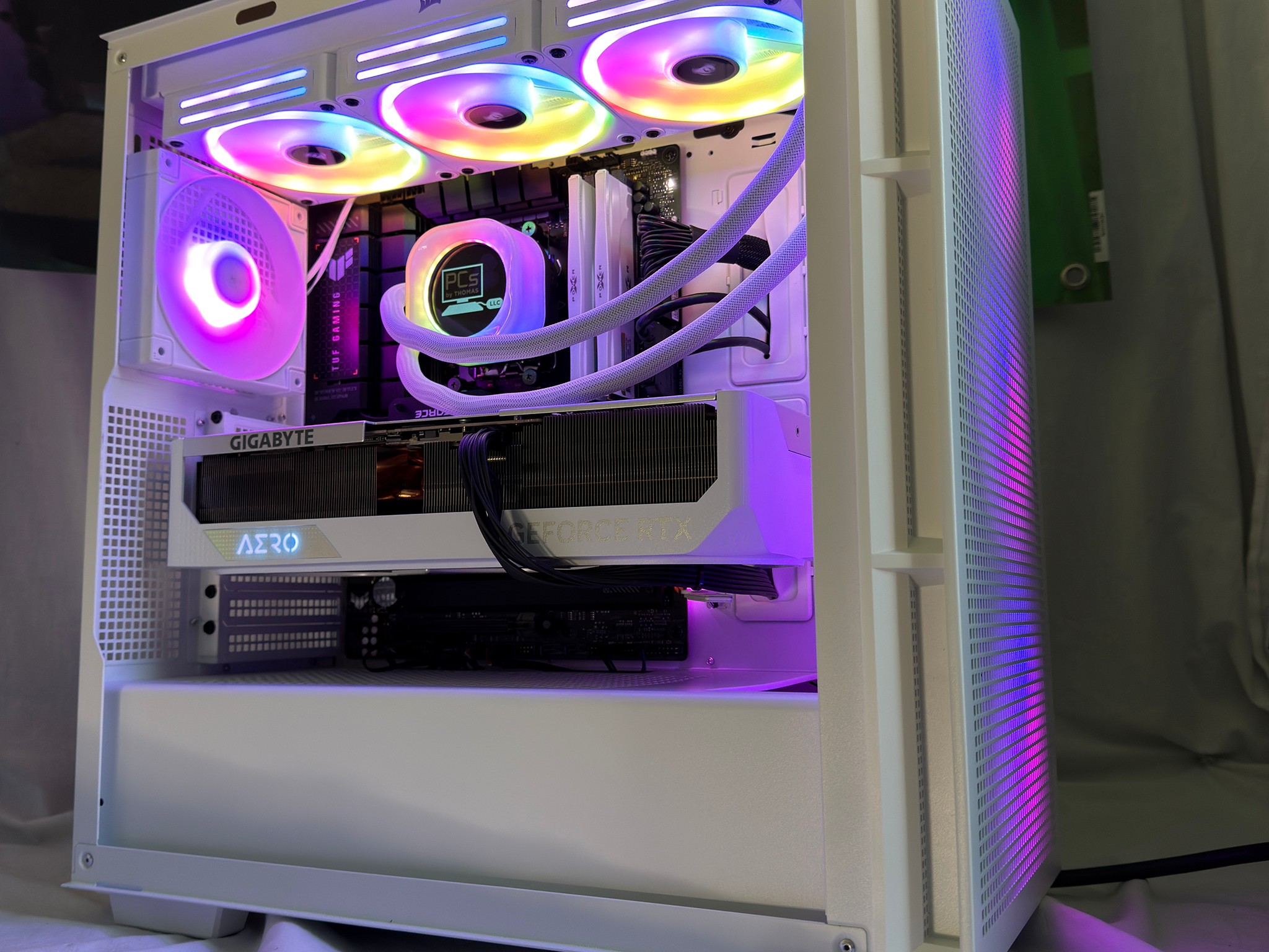 RTX 4090 Ryzen 7 9800X3D Gaming Beast