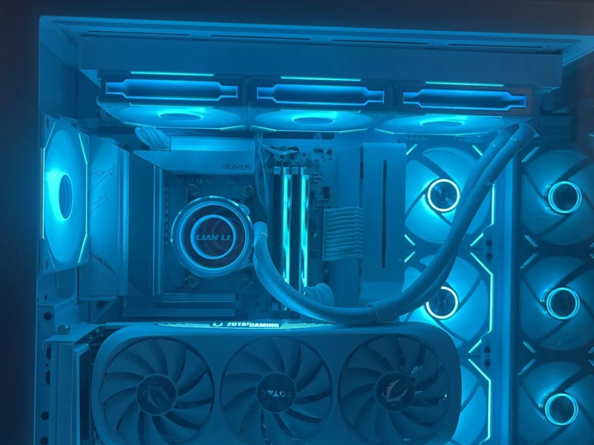 CUSTOM ALL WHITE GAMING PC