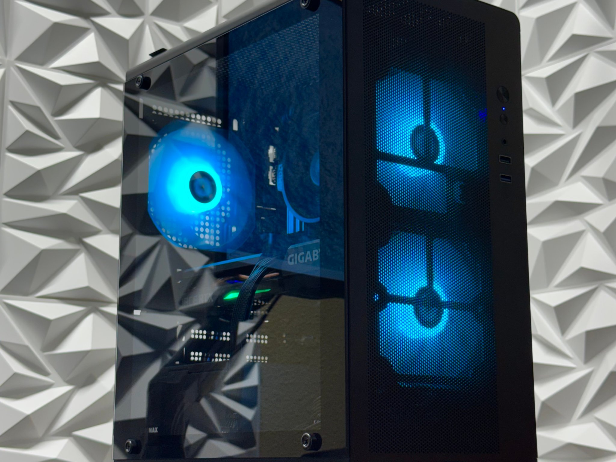 RTX 3060 / Ryzen 5 5500 / 16GB 3200MHz ddr4 / 500GB samsung 980 Pro / windows 11 pro