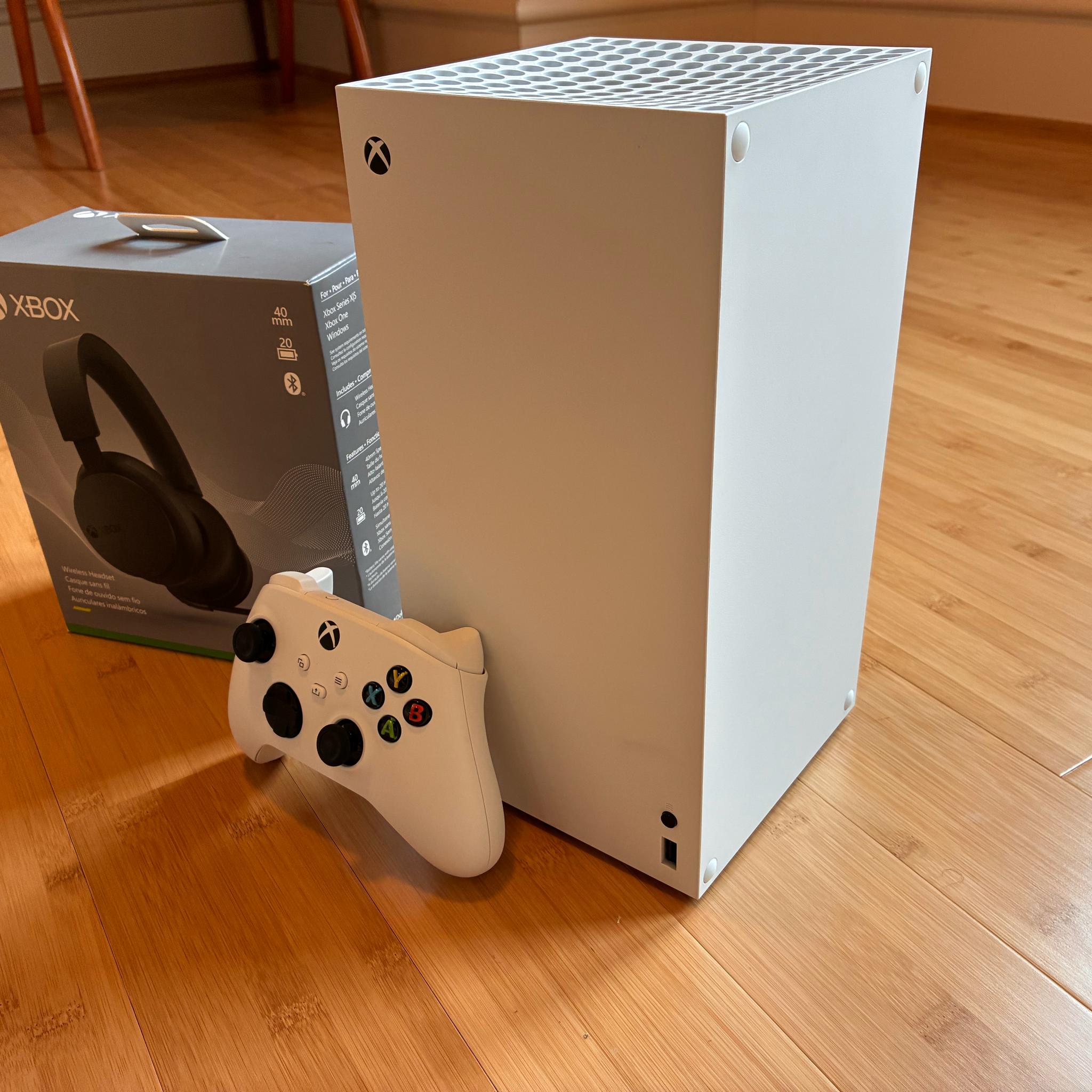 1TB Xbox Series X - White + Headphones