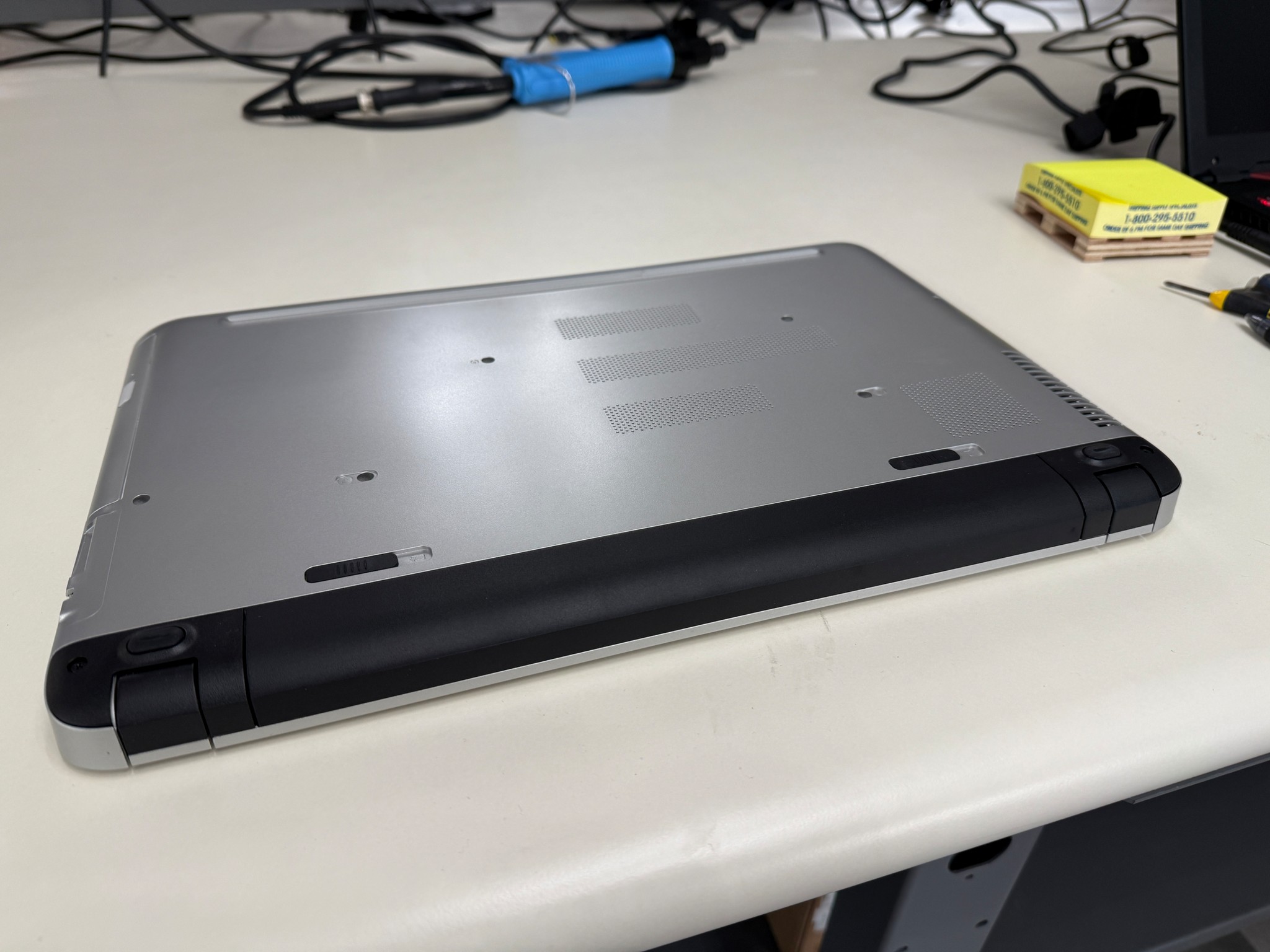 HP Pavilion- A8-7410+Radeon R5+8GB Ram+256 SSD+W10