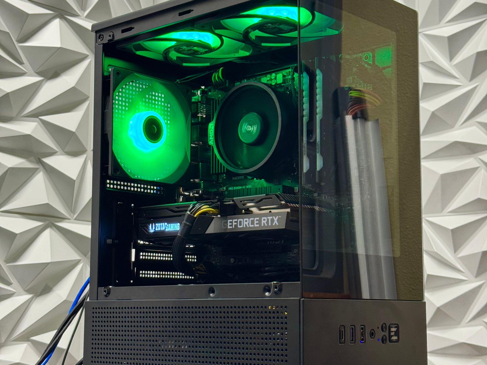 Rtx 3060 ti / Ryzen 5 5500 / 16GB DDR4 Ram / 500GB Nvme / 600w psu / windows 11 / RGB
