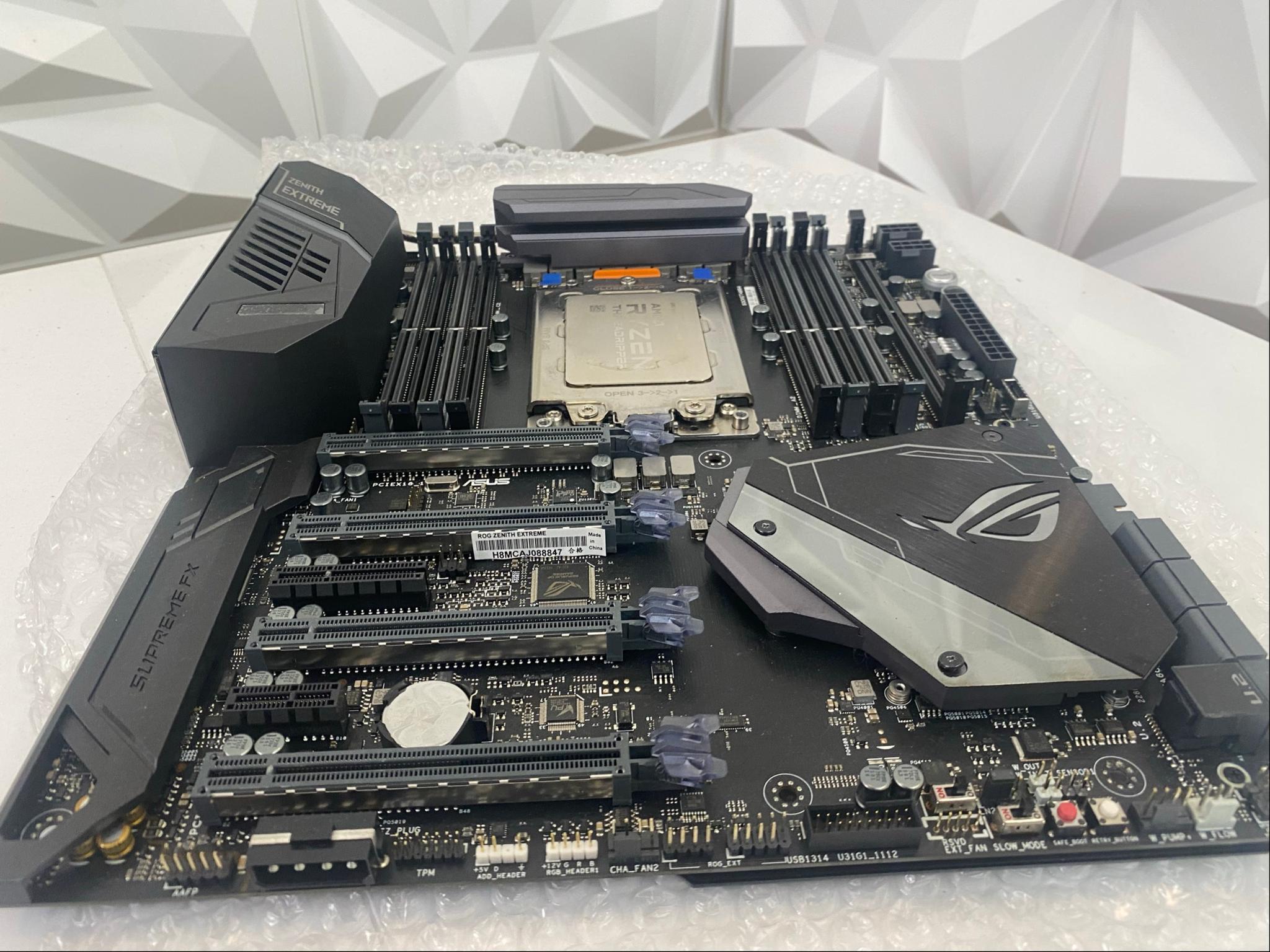 ASUS ROG ZENITH EXTREME X399 Motherboard + Threadripper 1950X (16C/32T) + Corsair 240mm AIO