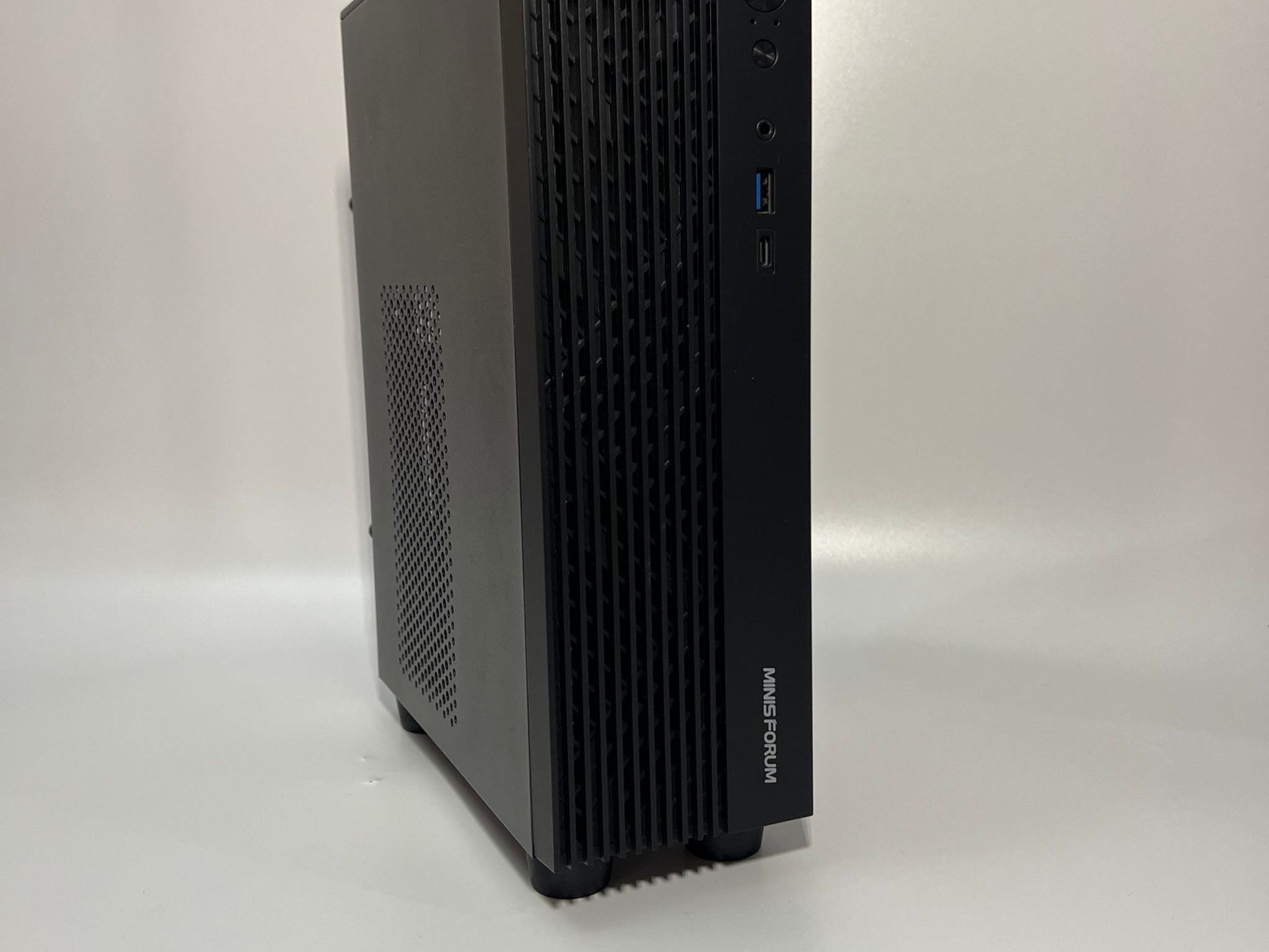 MINISFORUM 795S7 Mini Gaming PC AMD Ryzen 9 7945HX (16C/32T) RTX 5060